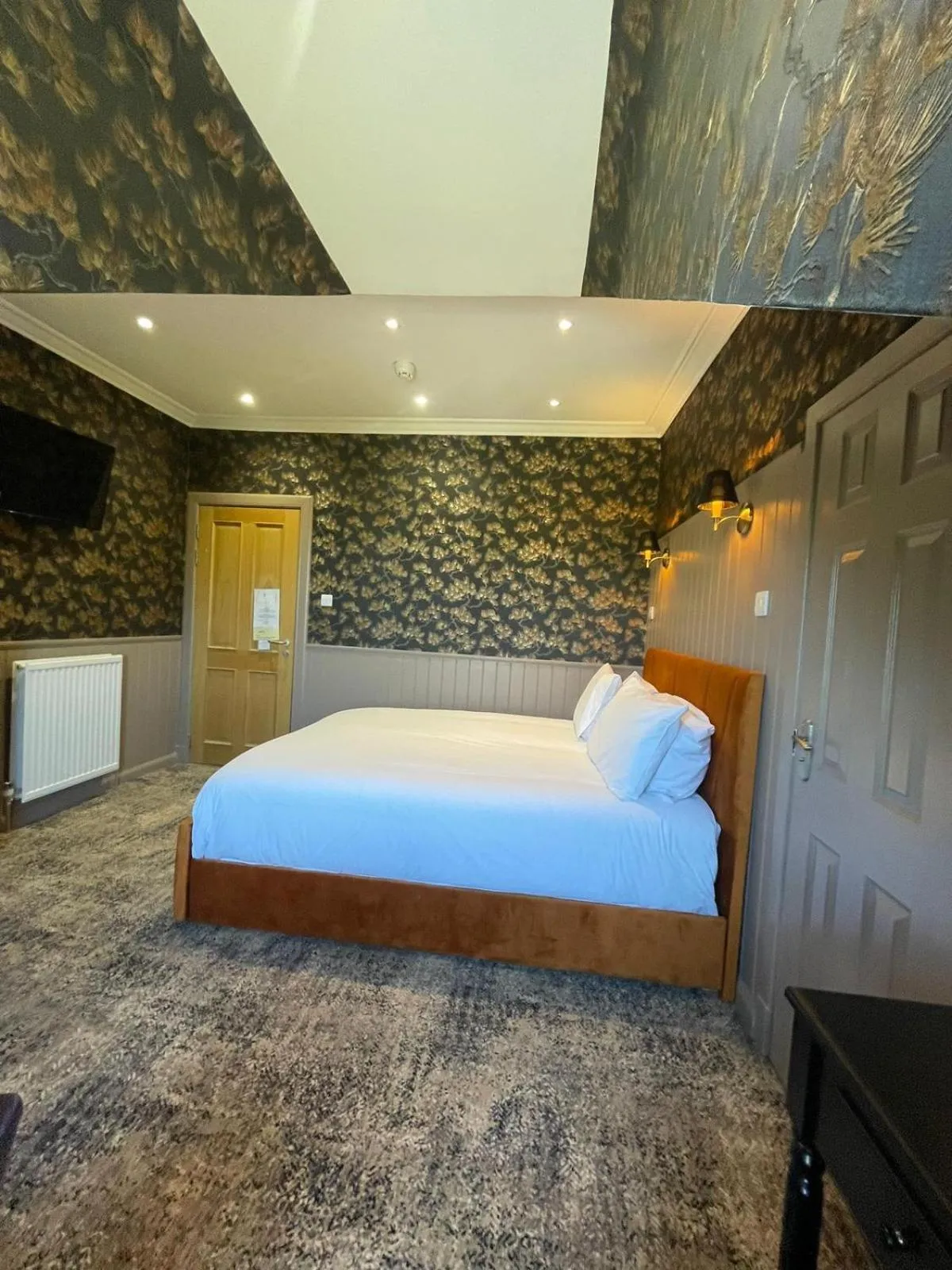 Bedroom, Bed in Falls of Lora Hotel