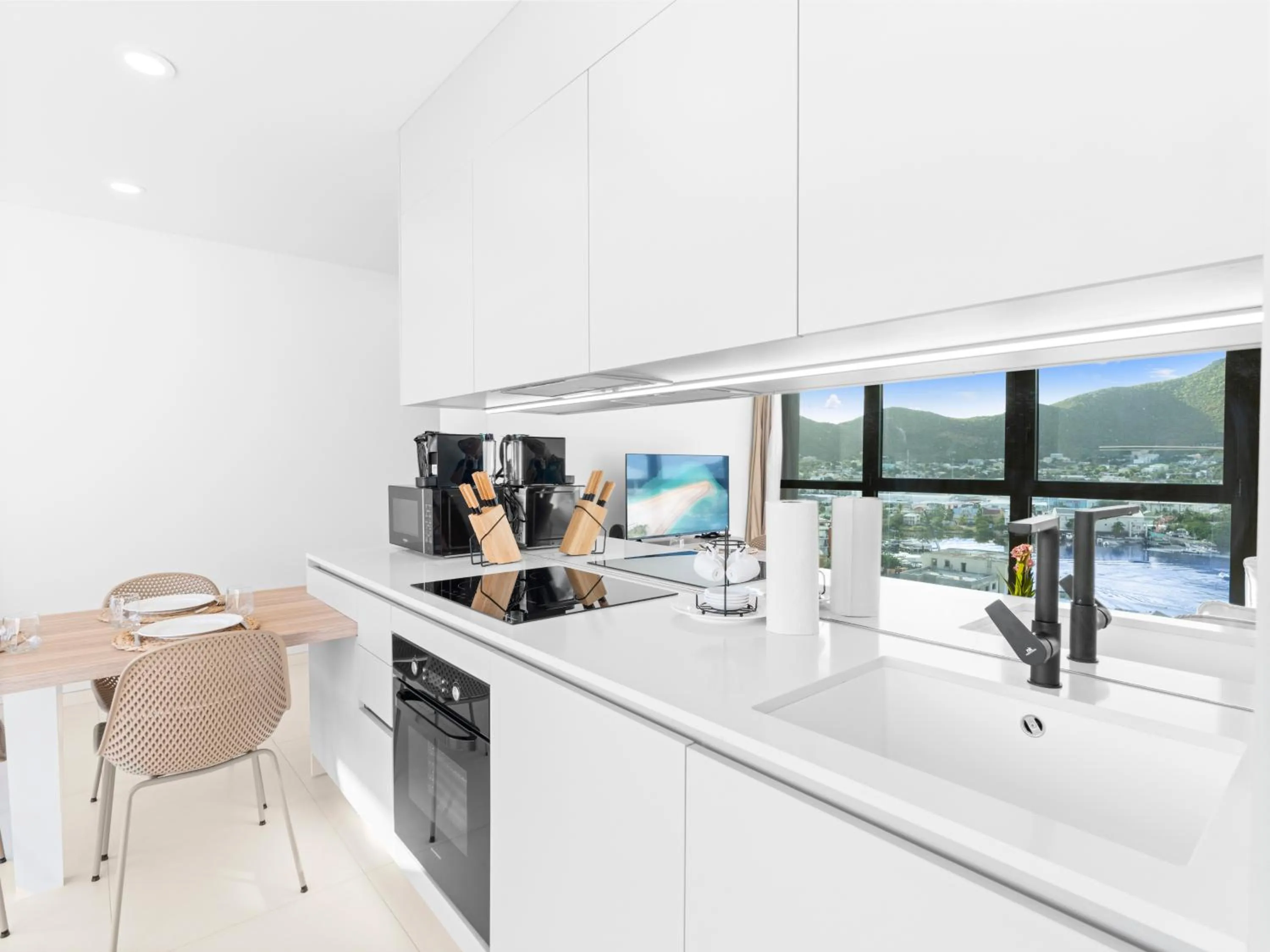 Coffee/tea facilities in The Hills Residence