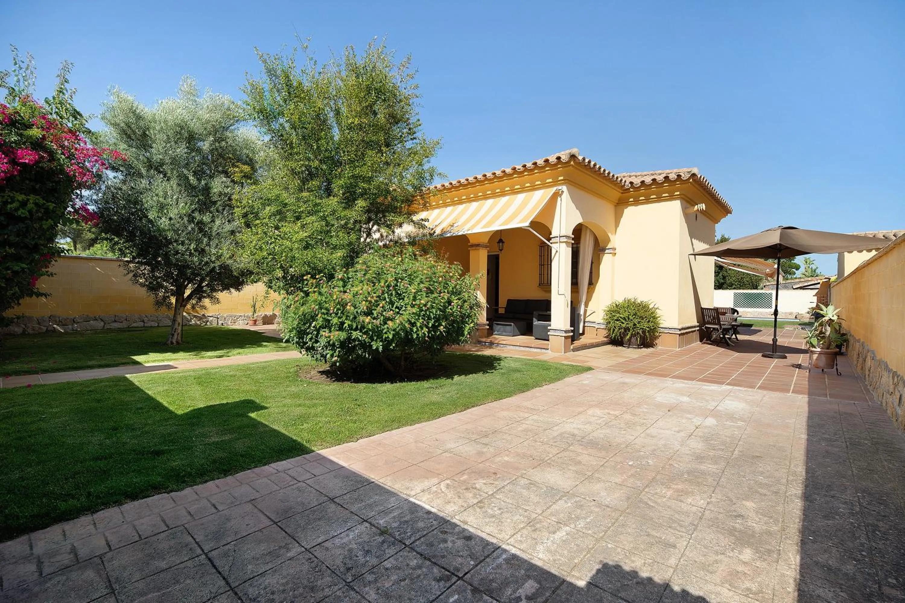 Property building in Chalet con piscina en la Barrosa
