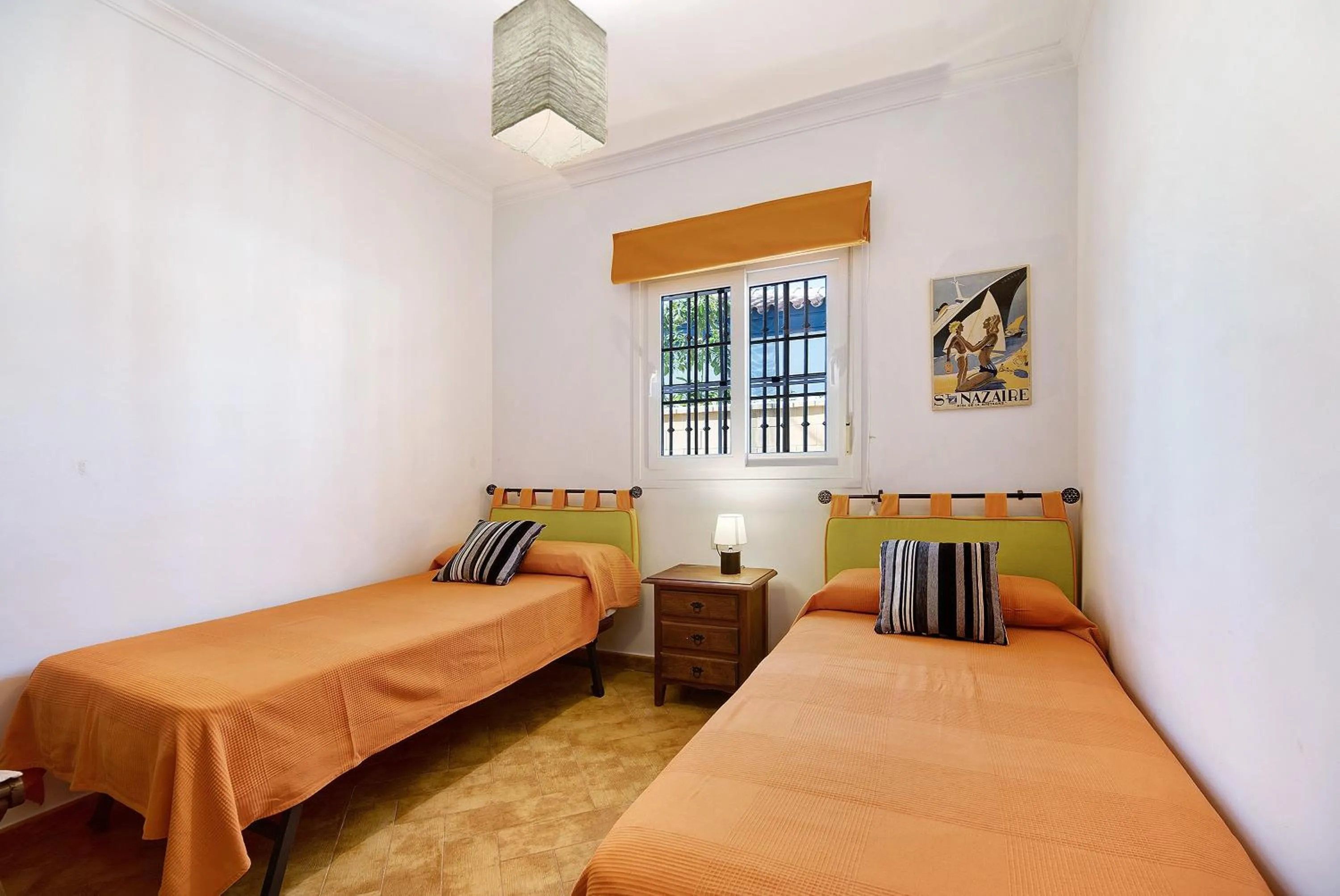 Property building, Bed in Chalet con piscina en la Barrosa