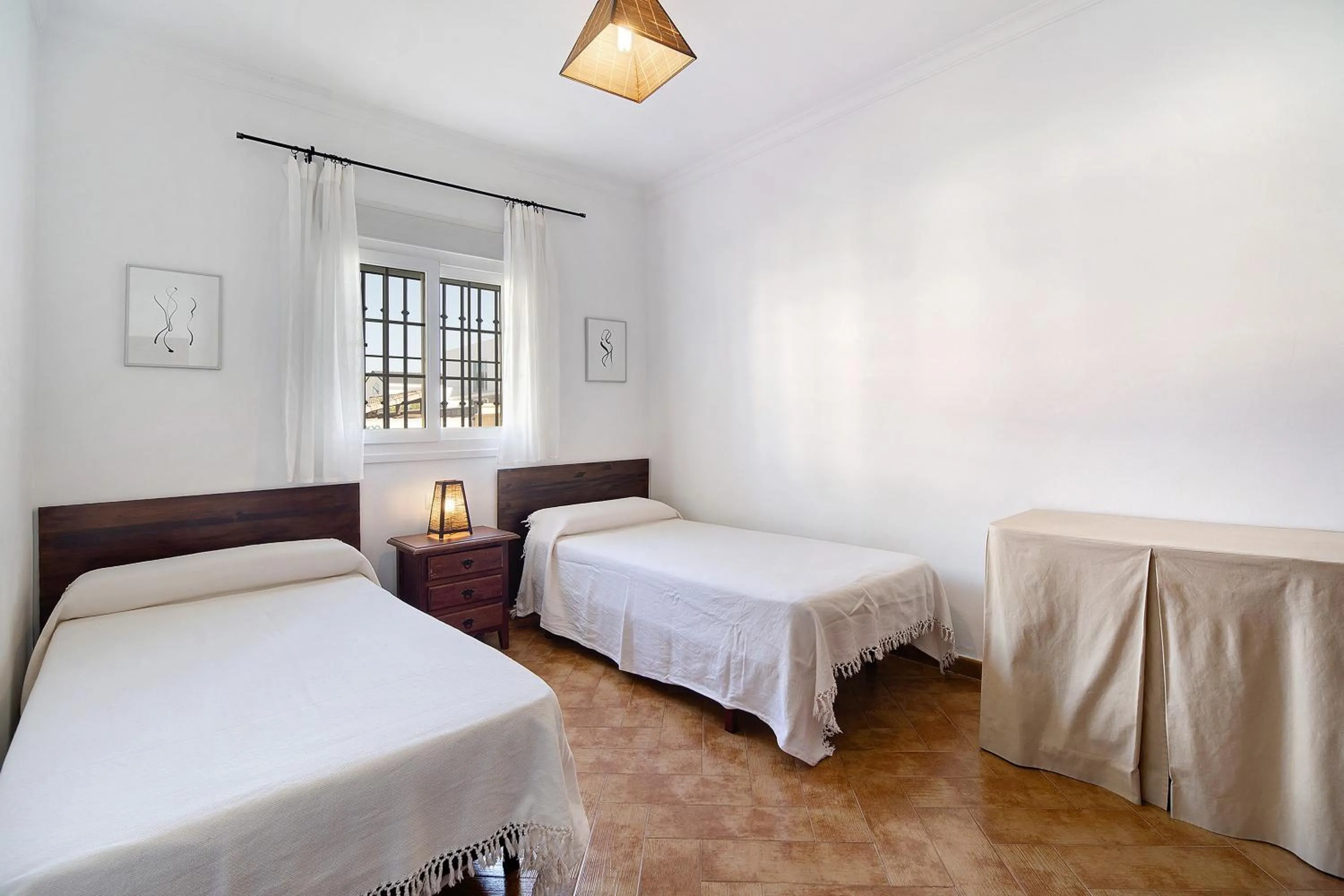 Property building, Bed in Chalet con piscina en la Barrosa
