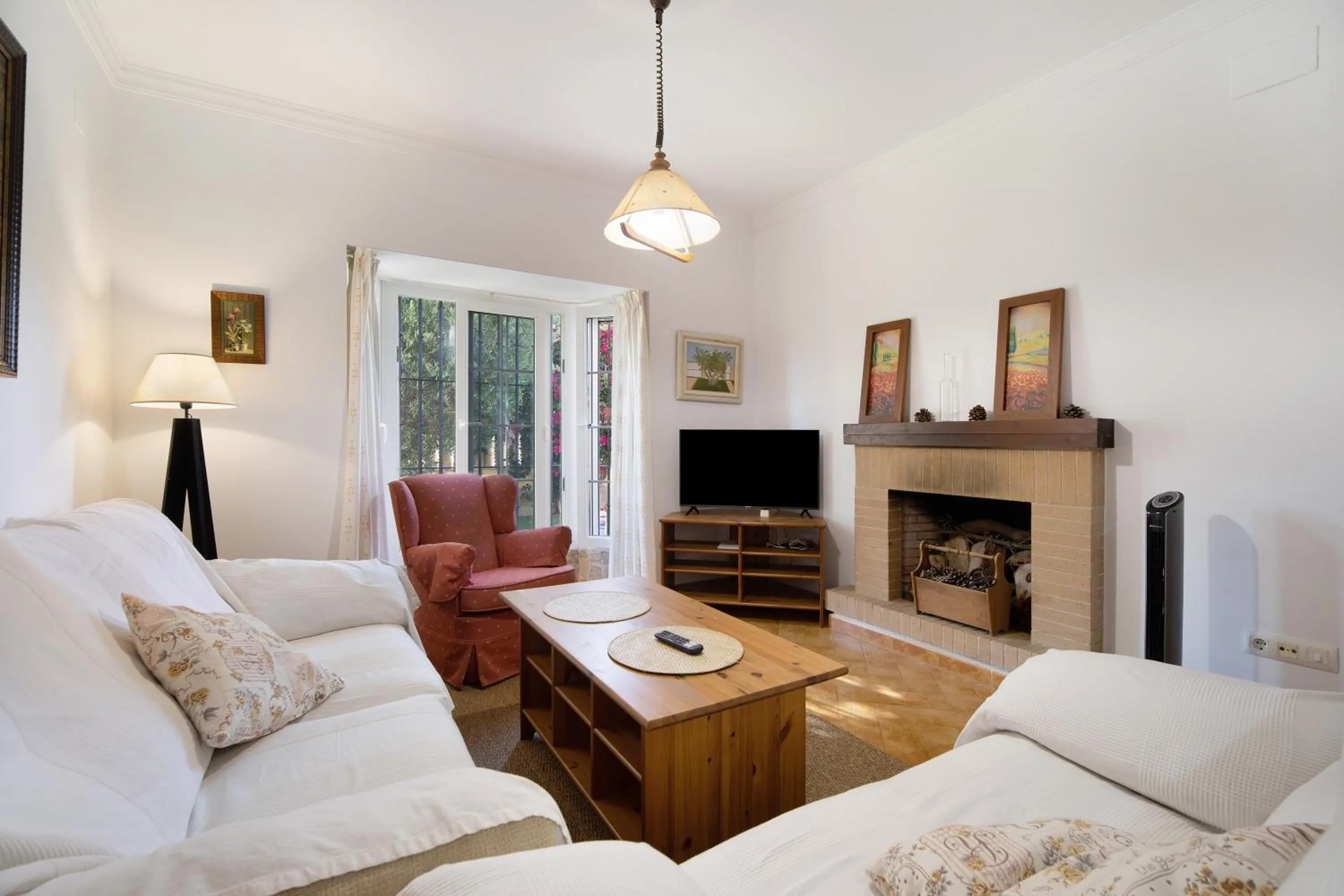 Property building, Bed in Chalet con piscina en la Barrosa