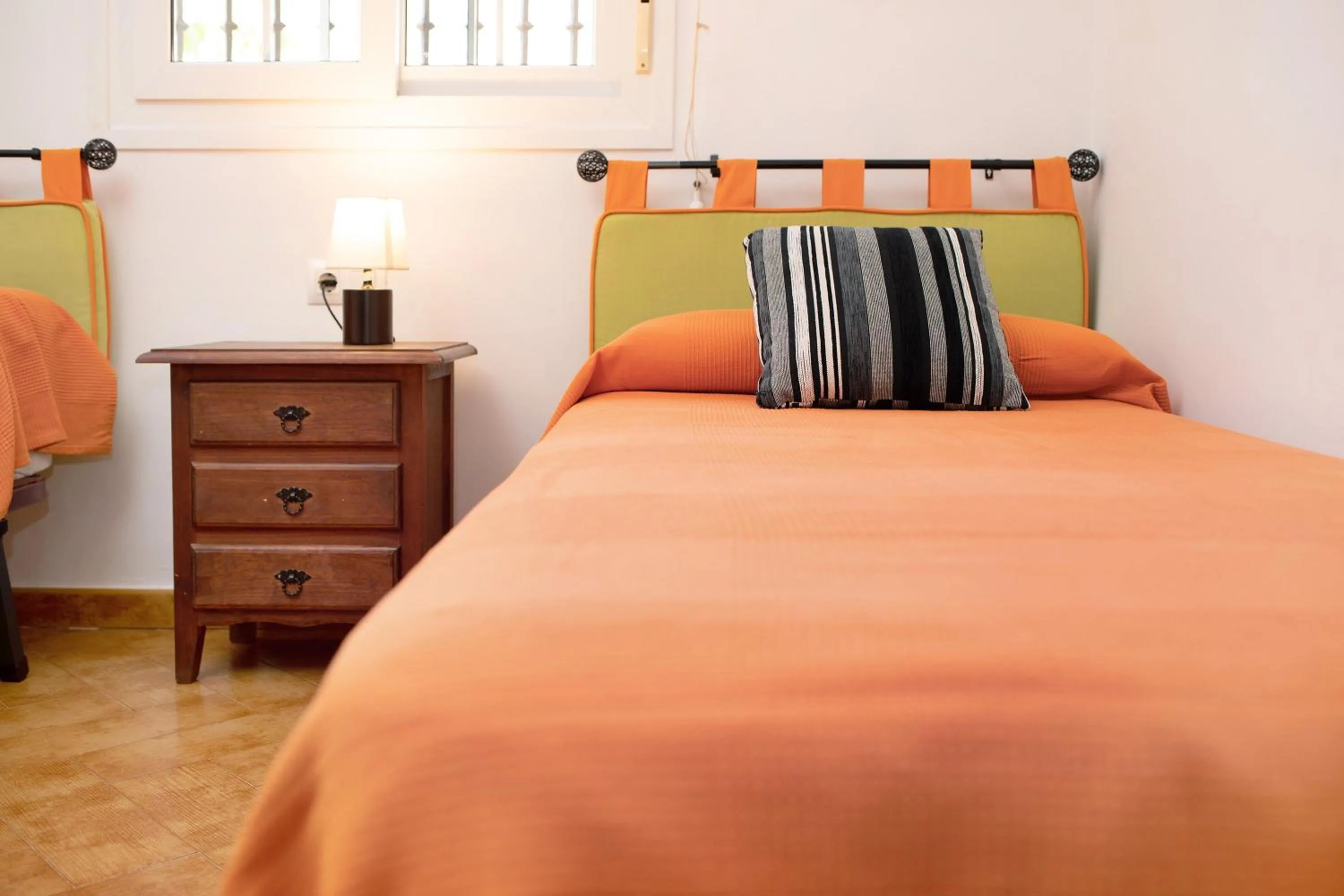 Living room, Bed in Chalet con piscina en la Barrosa