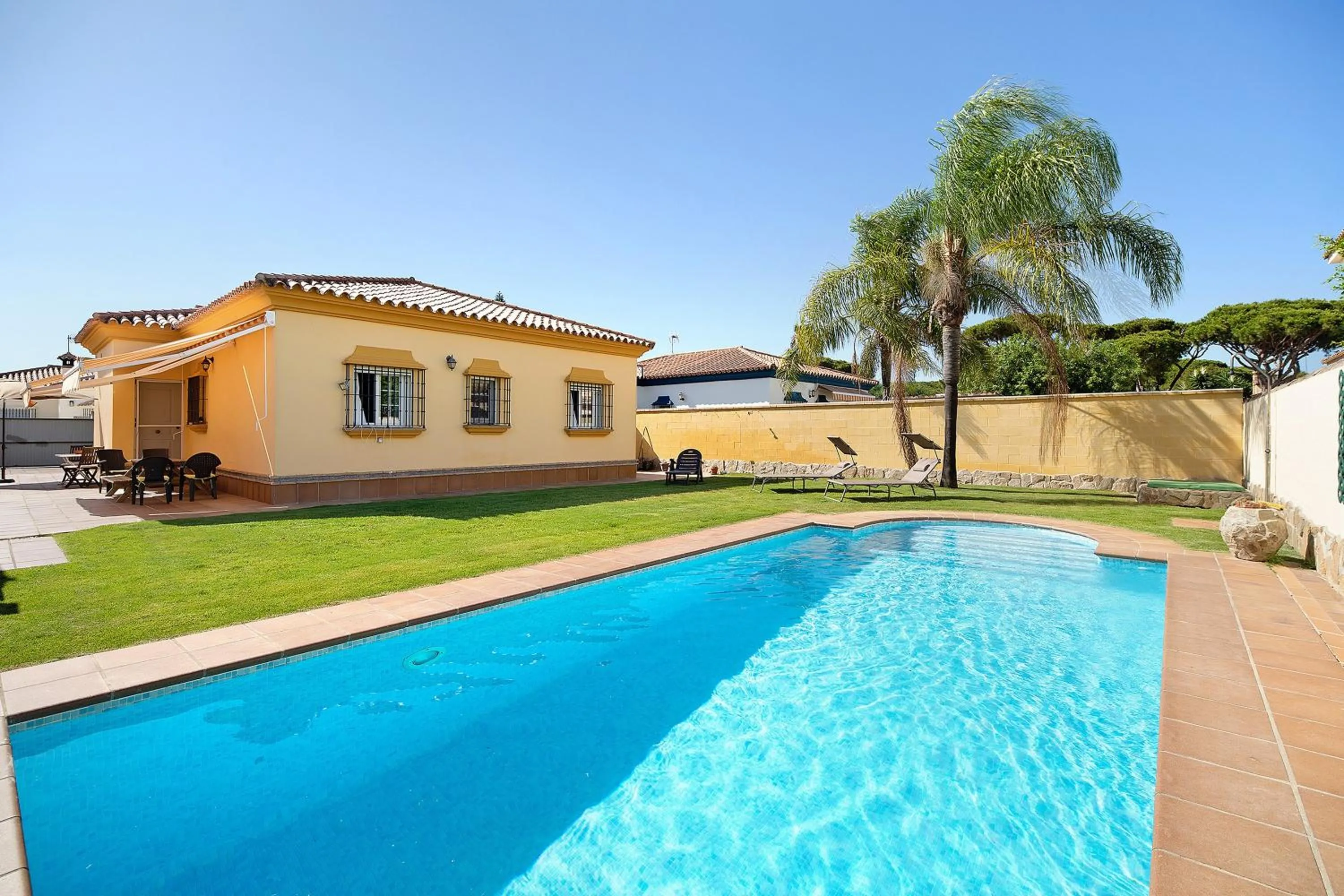 Property building in Chalet con piscina en la Barrosa