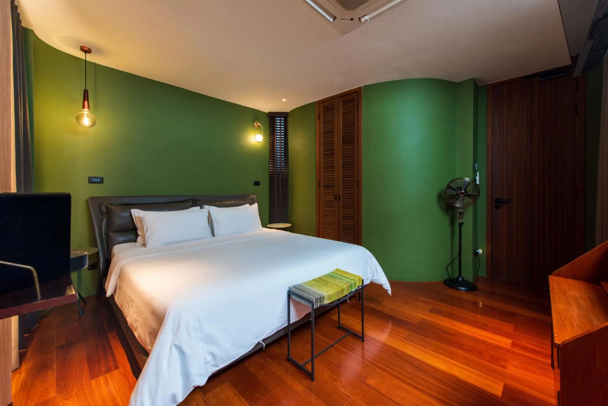 Photo of the whole room, Bed in Na Tanao 1969