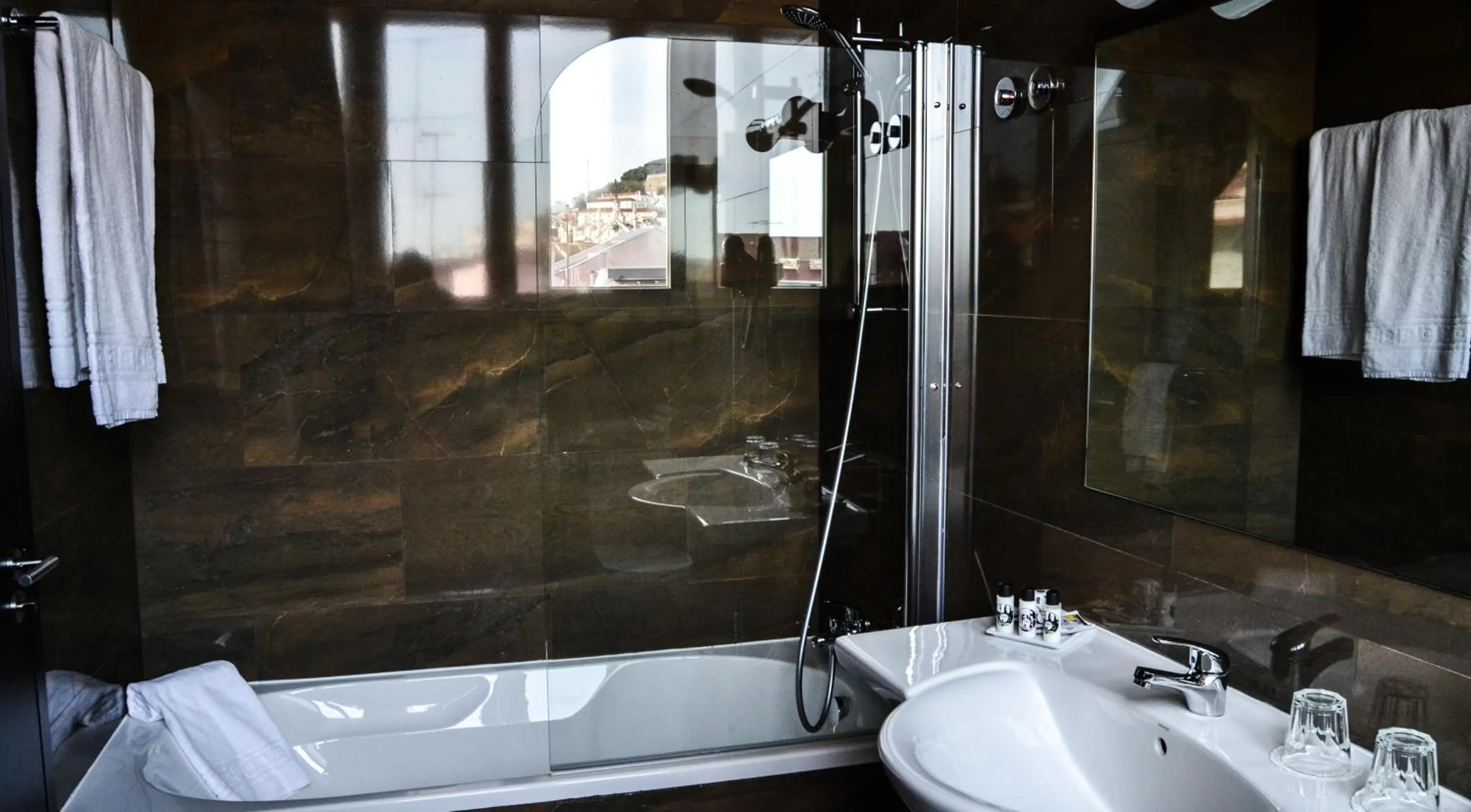 Bathroom in Rossio Garden Hotel
