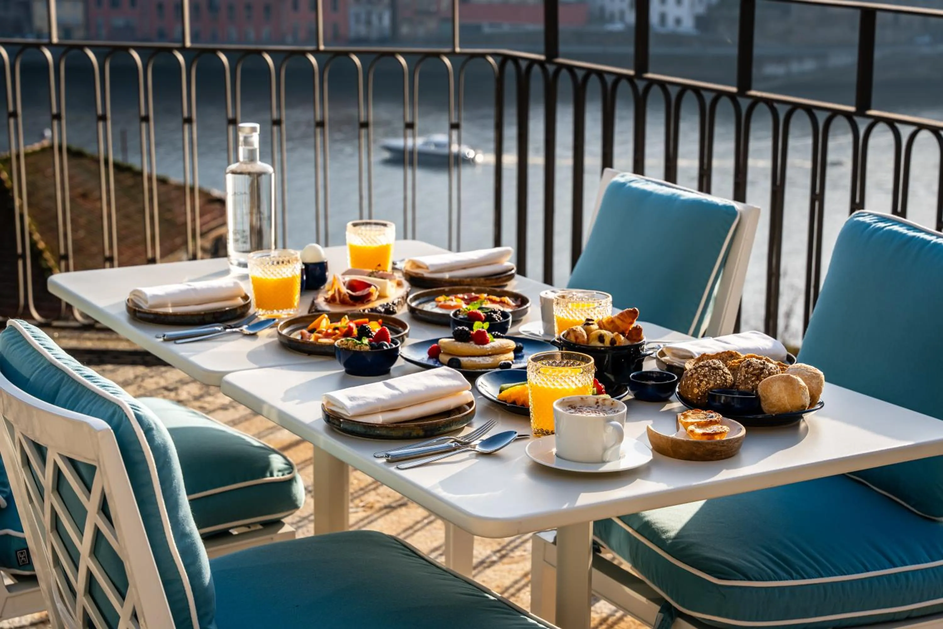 Breakfast in Maison Bleue