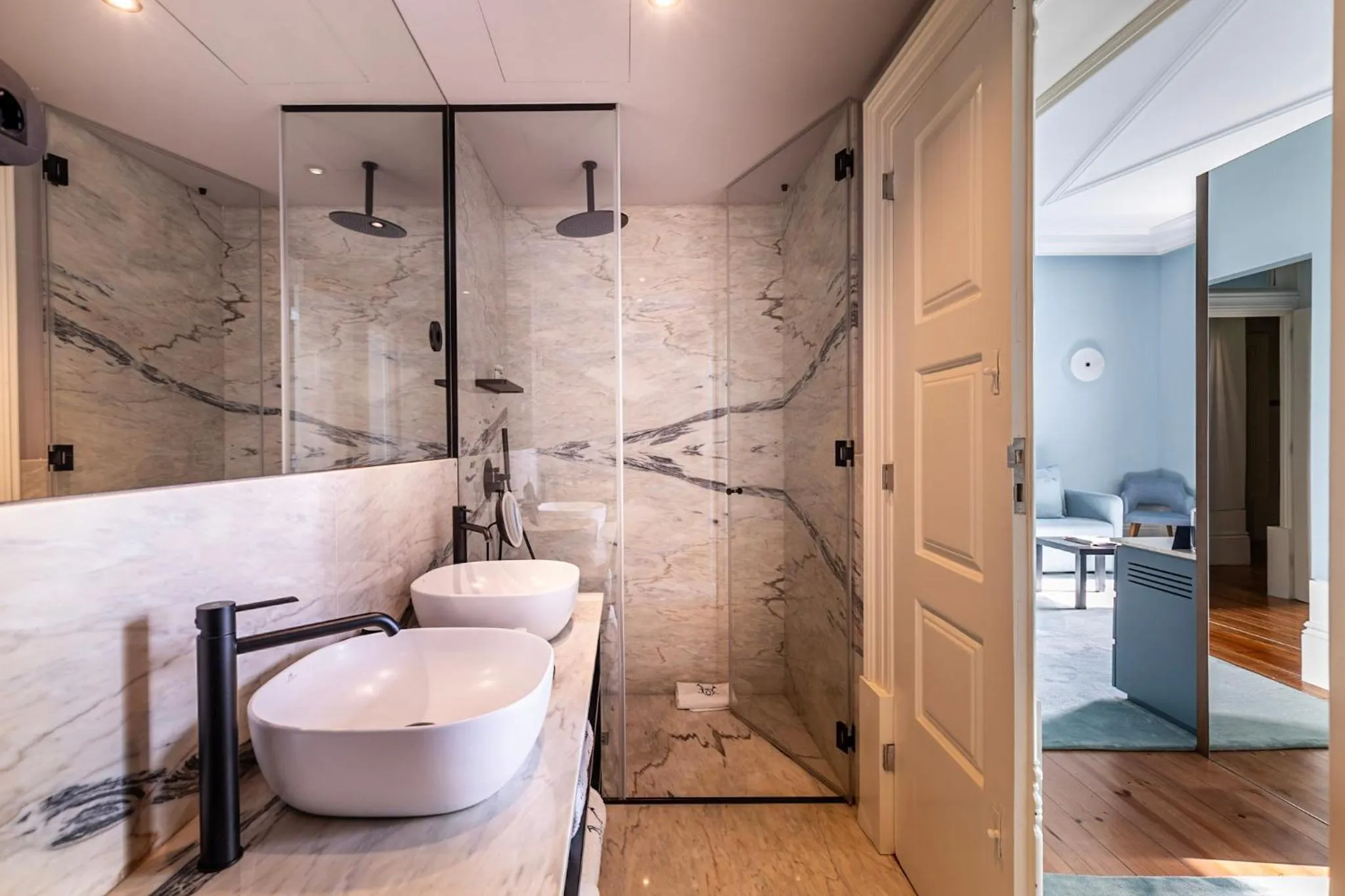 Toilet in Maison Bleue