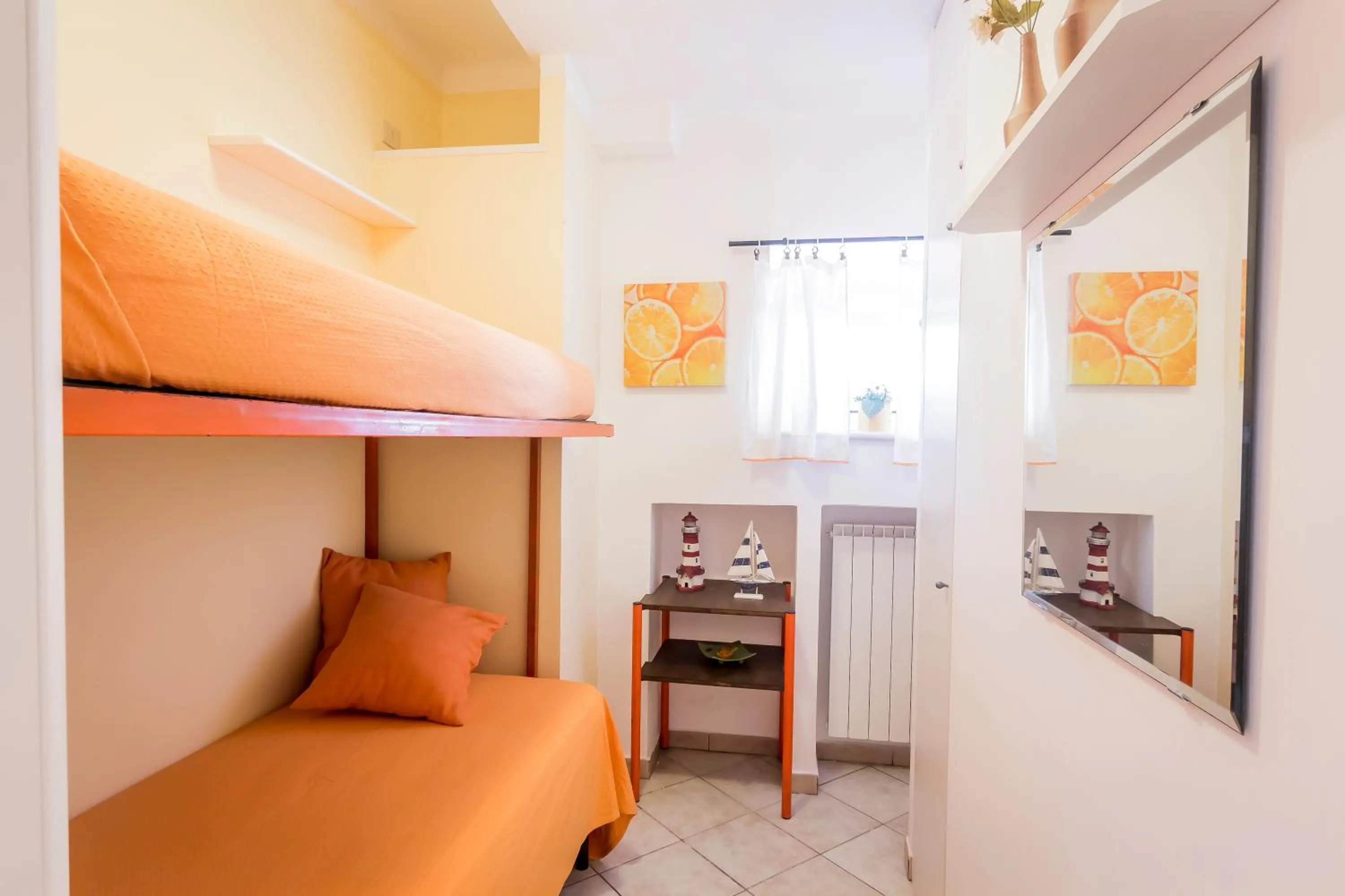 bunk bed in Mandarinoarancio