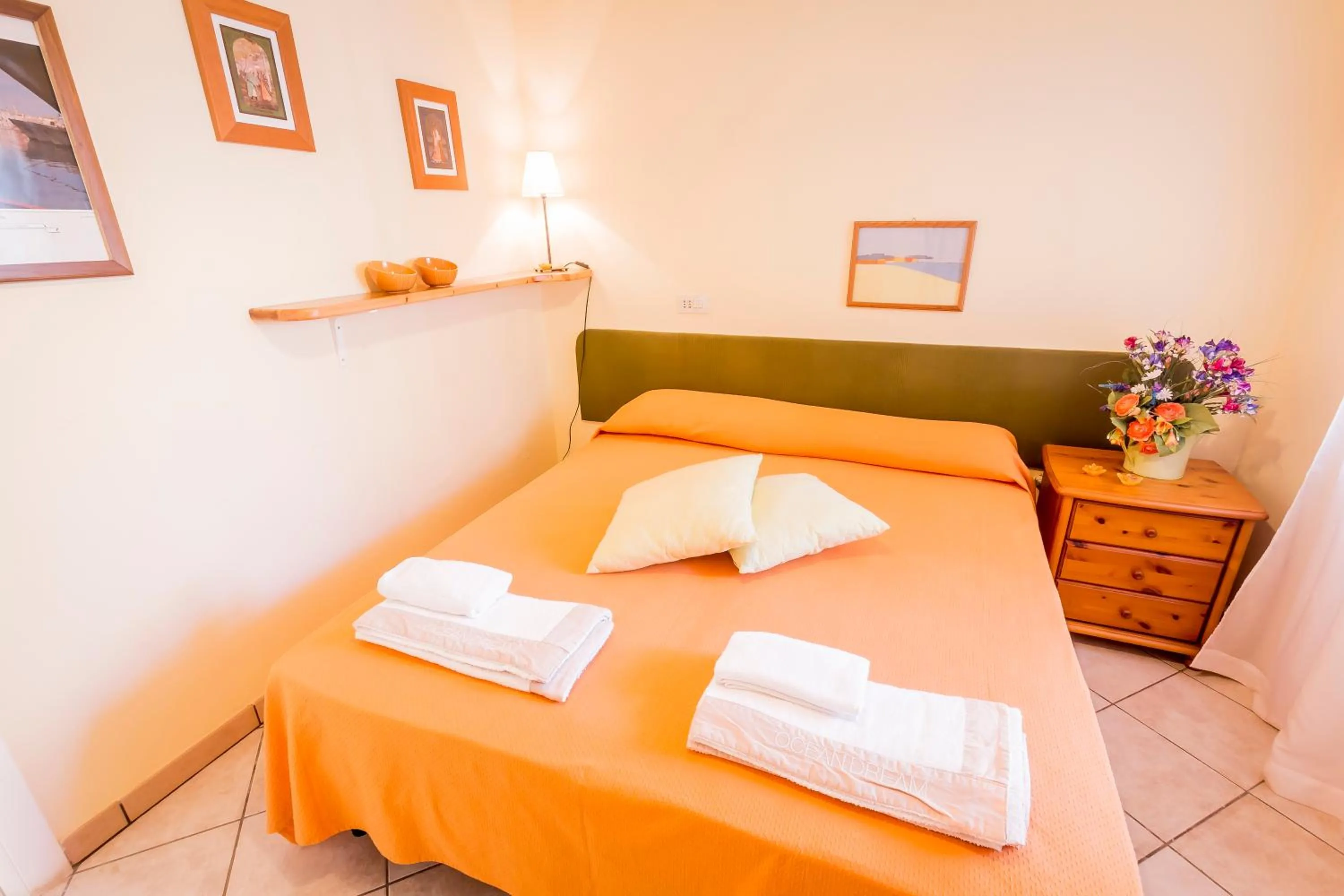 Photo of the whole room in Mandarinoarancio