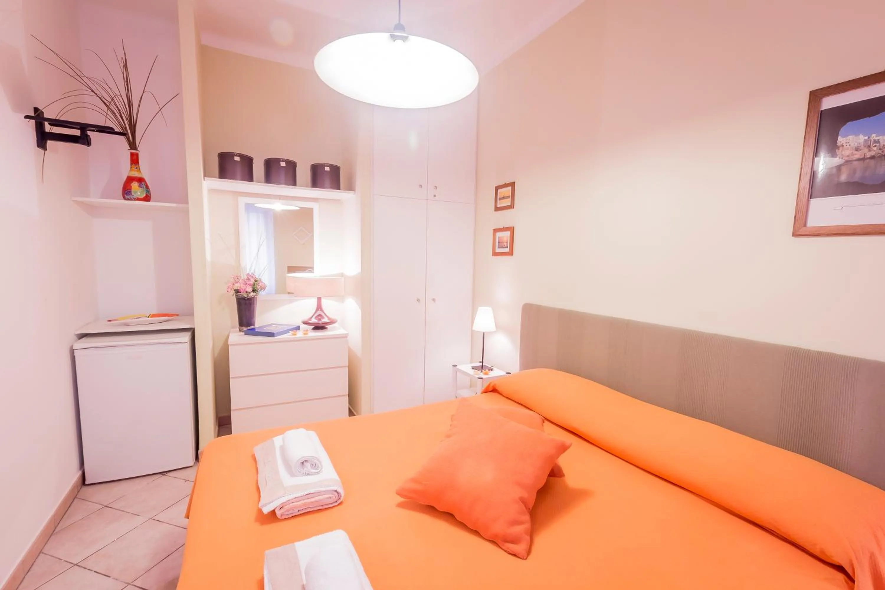 Photo of the whole room in Mandarinoarancio