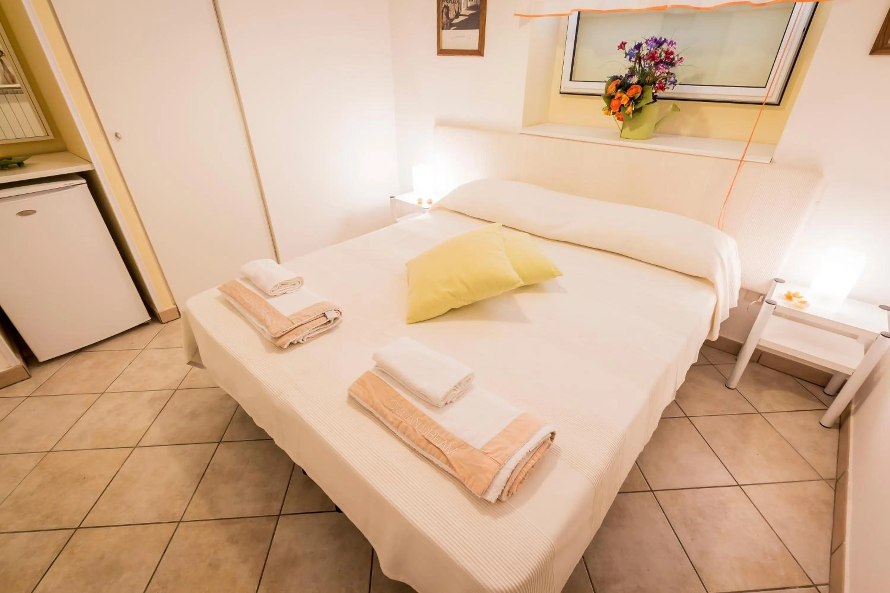 Photo of the whole room in Mandarinoarancio