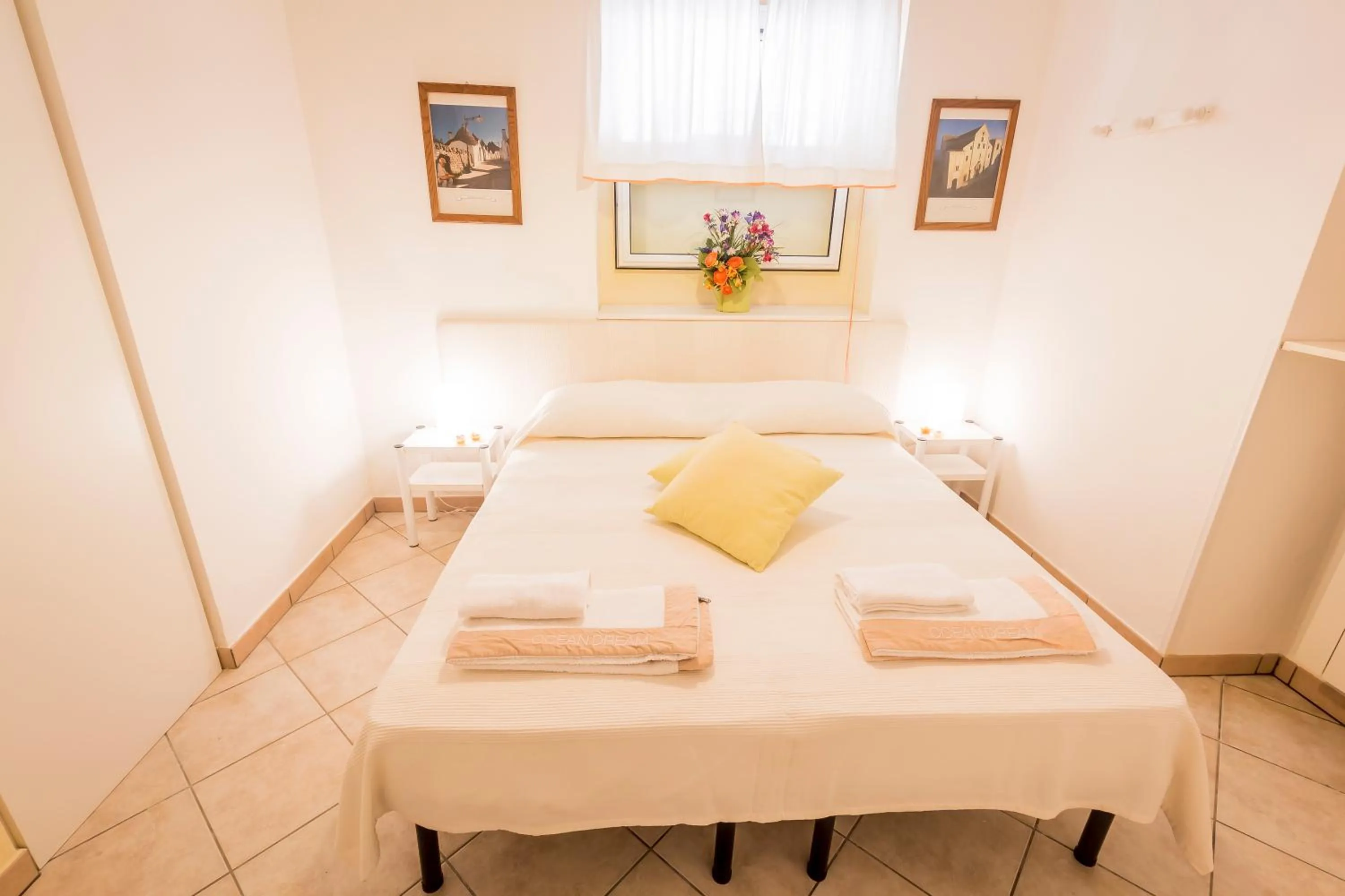 Photo of the whole room in Mandarinoarancio