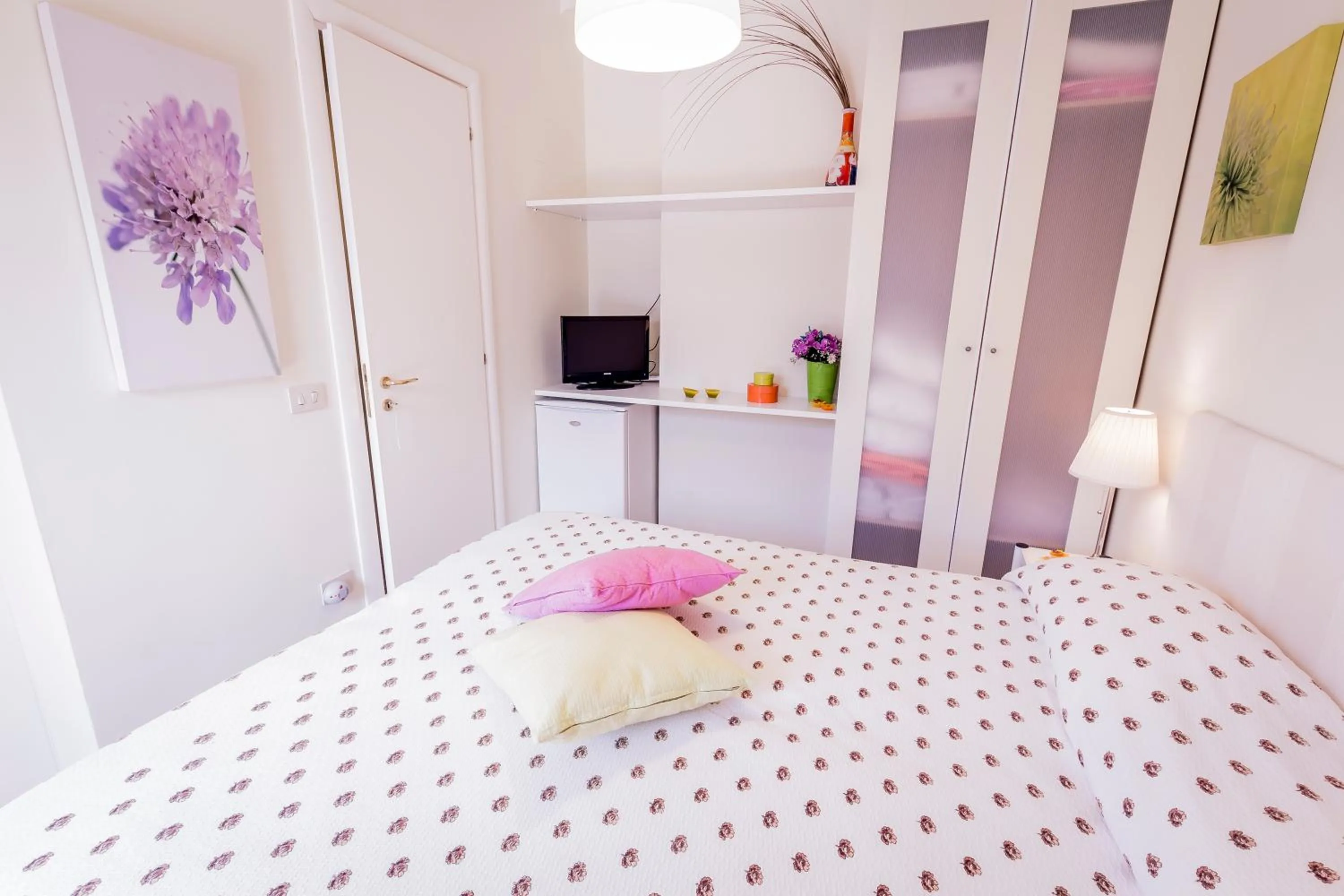 Photo of the whole room in Mandarinoarancio