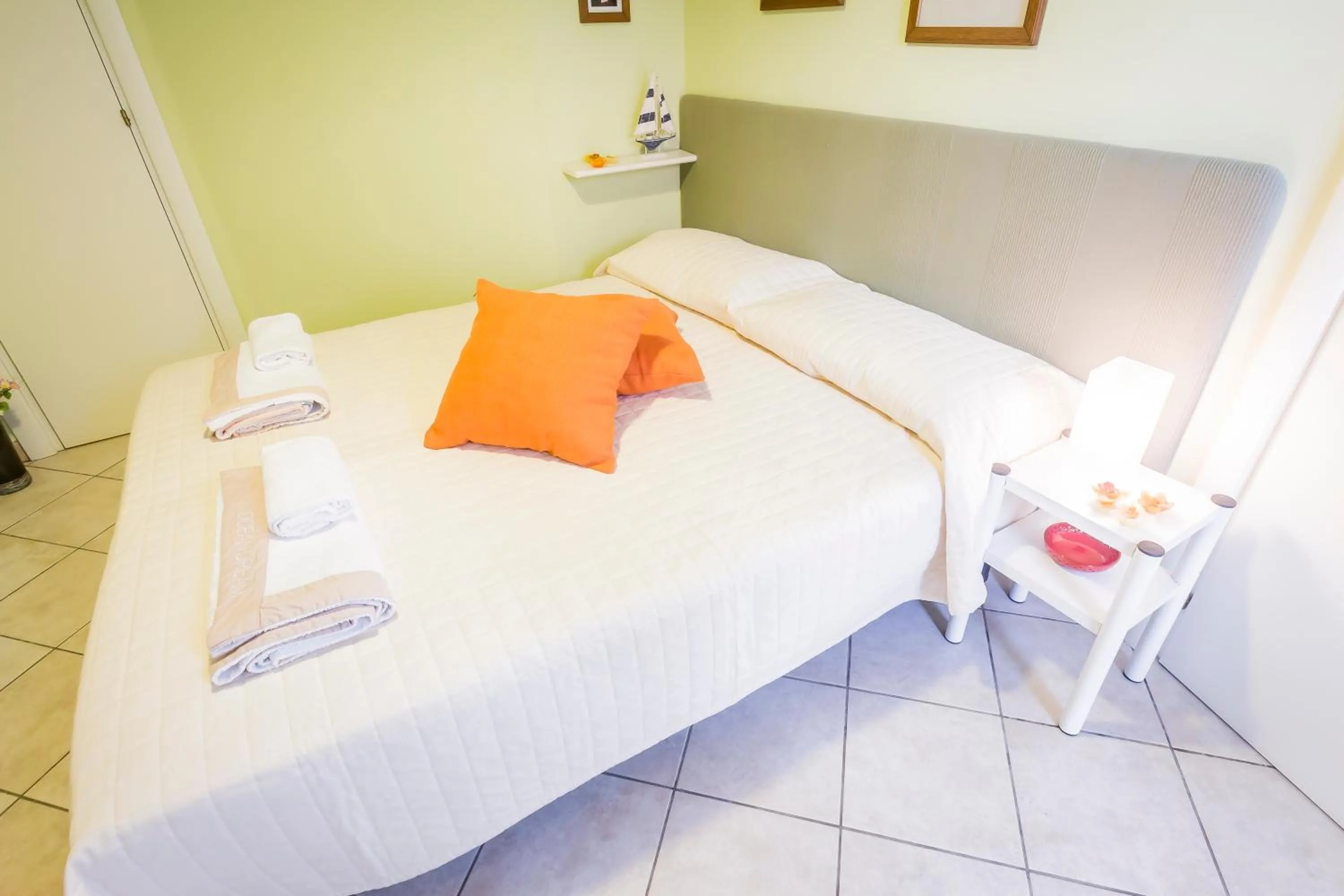 Photo of the whole room in Mandarinoarancio