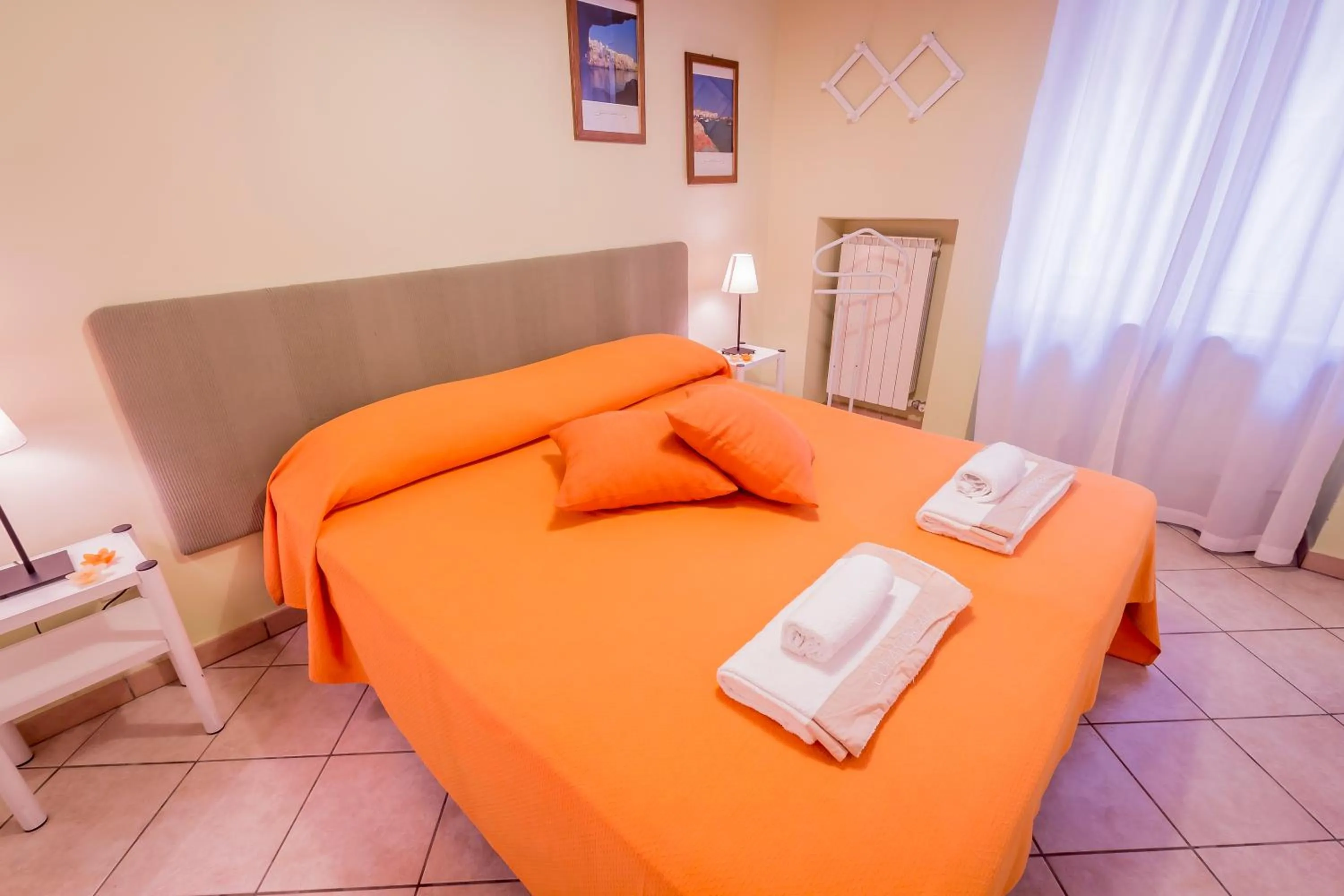 Photo of the whole room in Mandarinoarancio