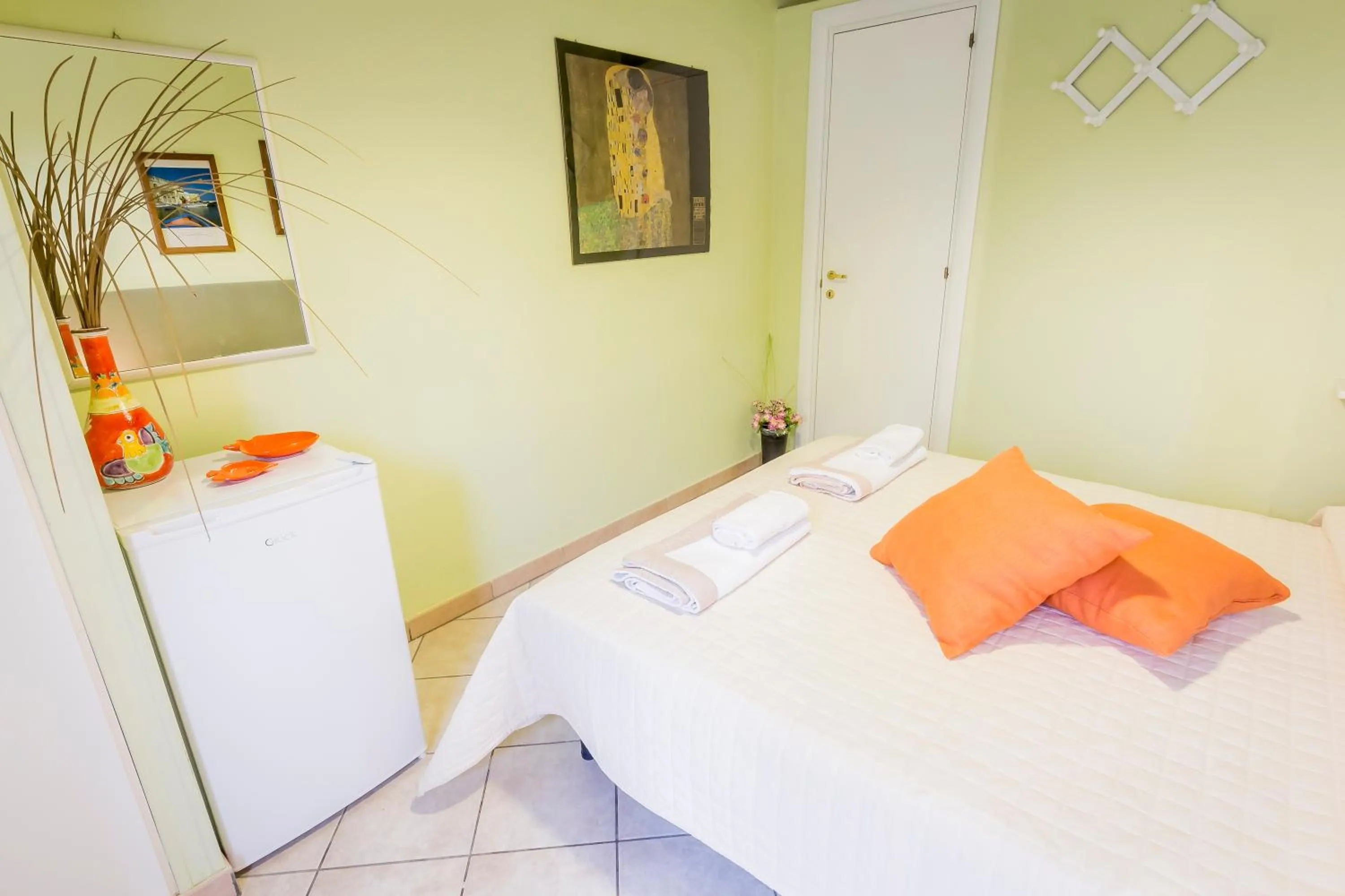 Photo of the whole room in Mandarinoarancio