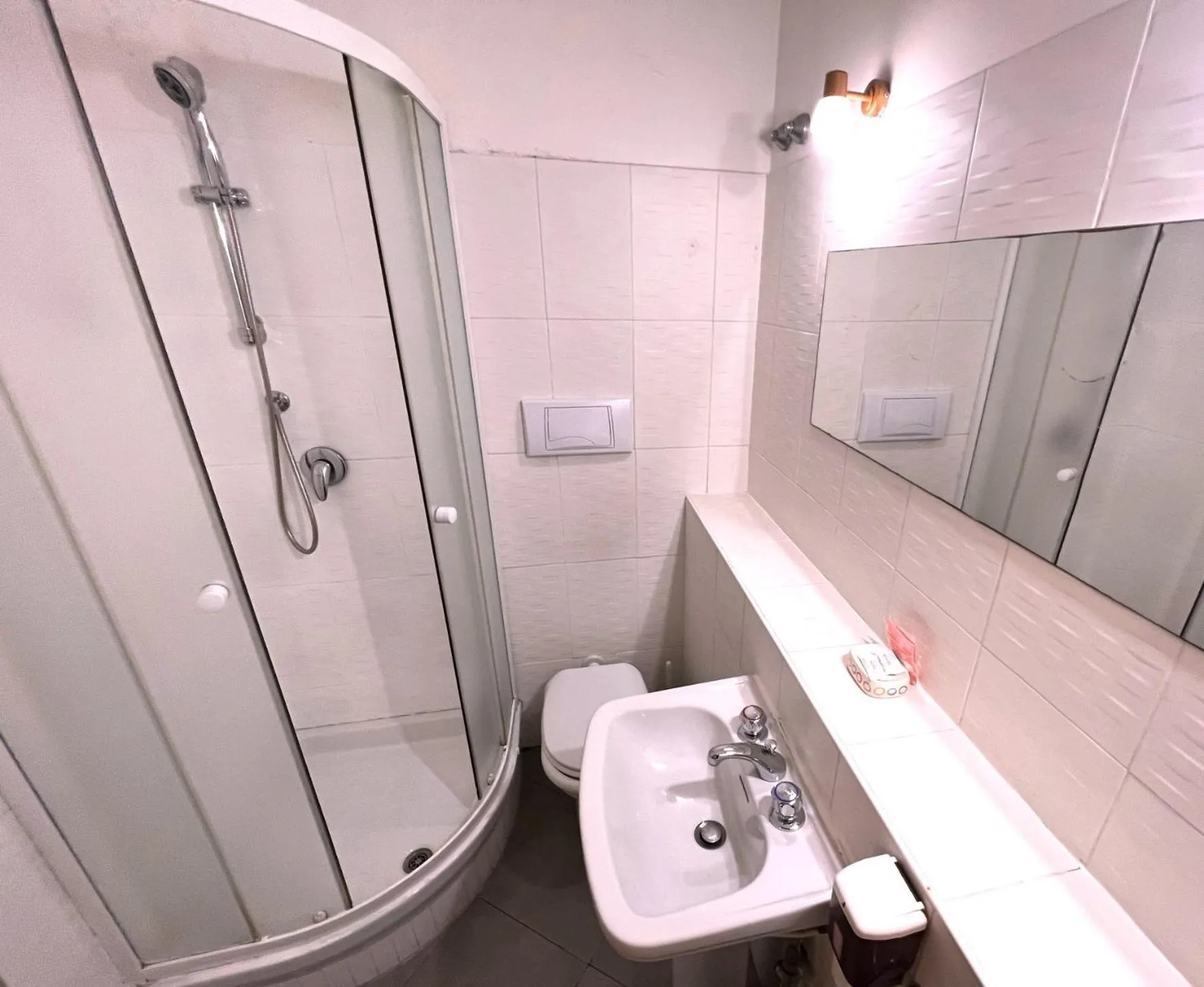 Shower in Booking Inn Settembre 95