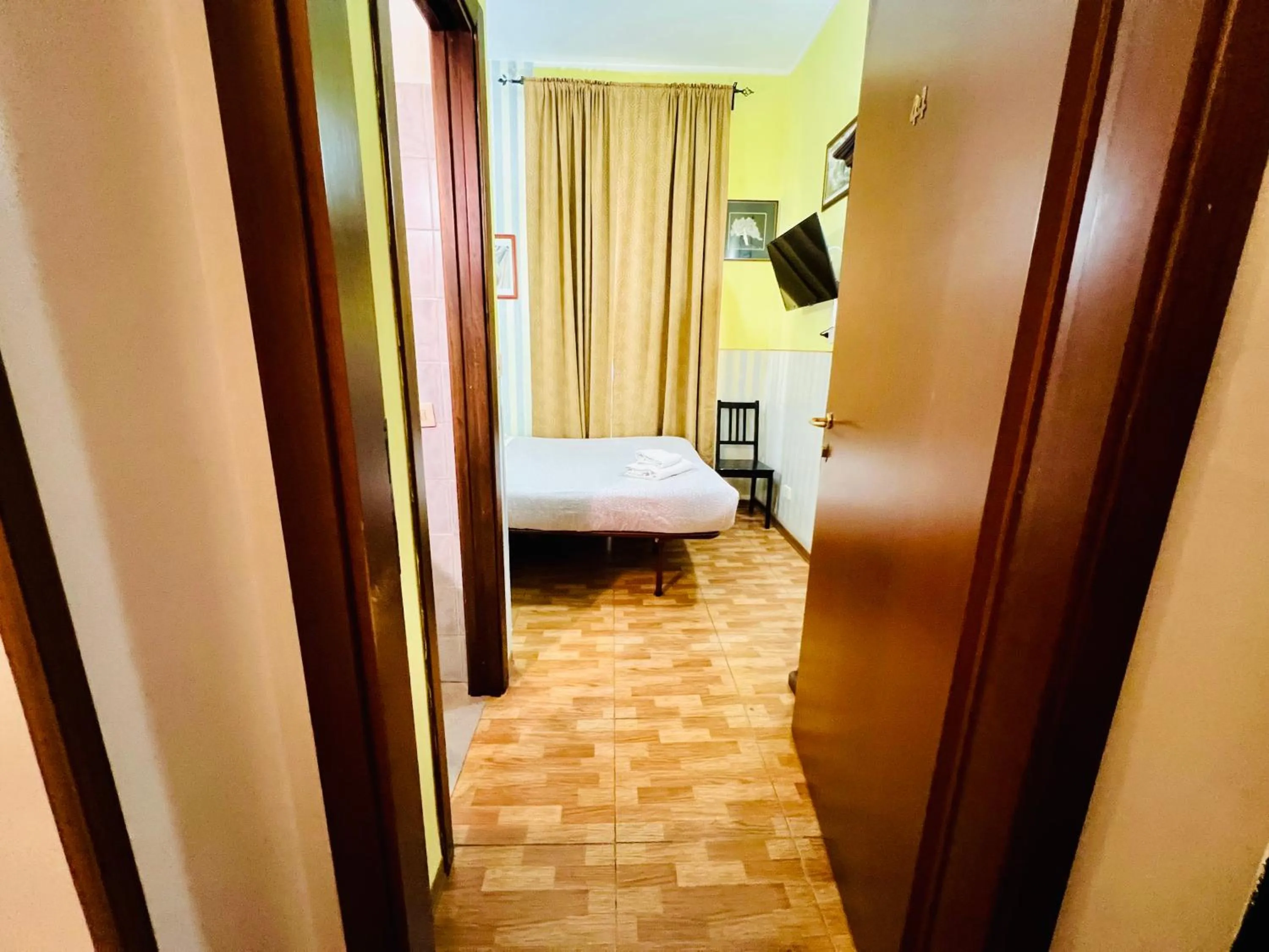 Photo of the whole room, Bed in Booking Inn Settembre 95