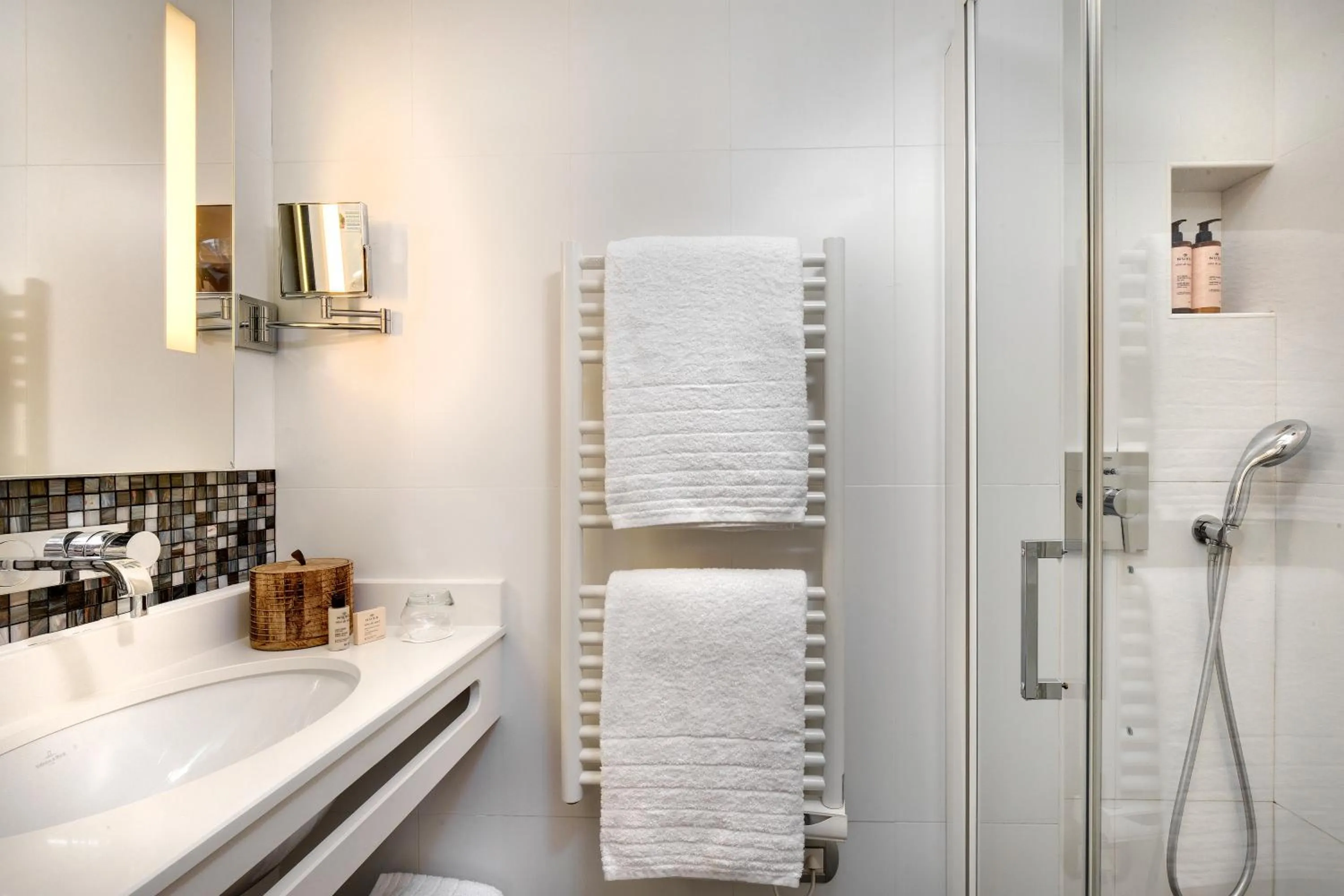 Shower in Serotel Suites Opera