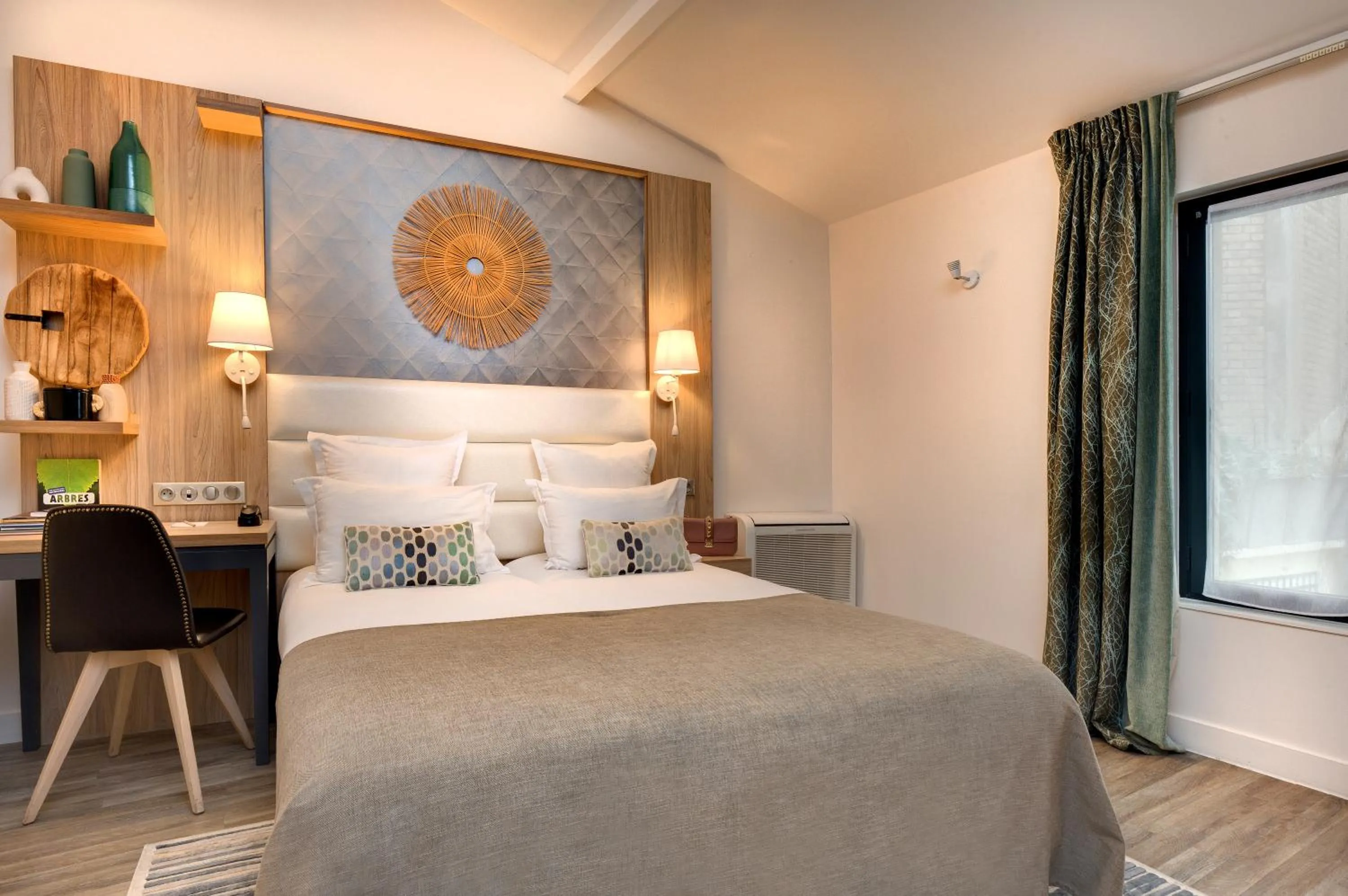 Bed in Serotel Suites Opera