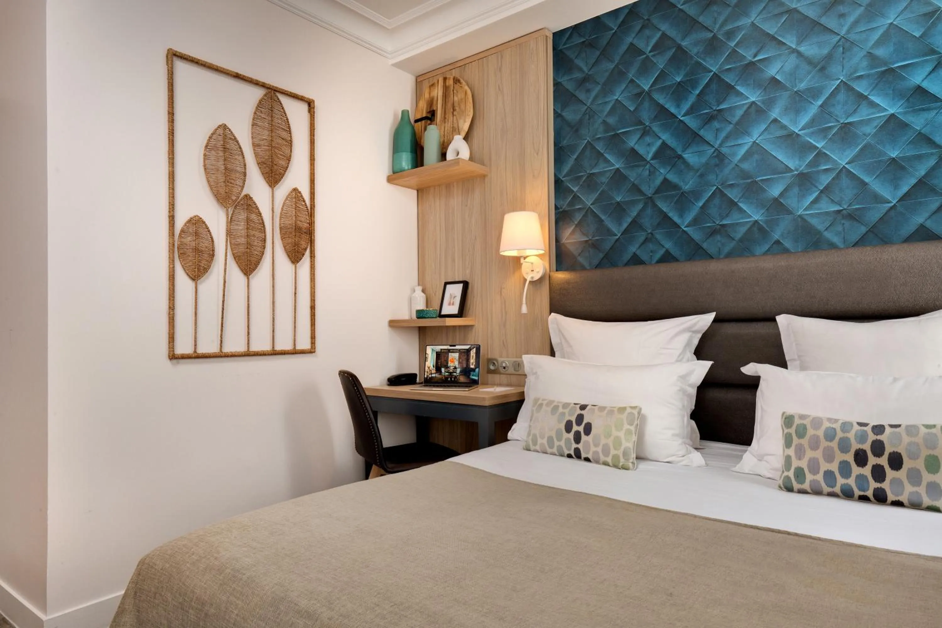 Bed in Serotel Suites Opera