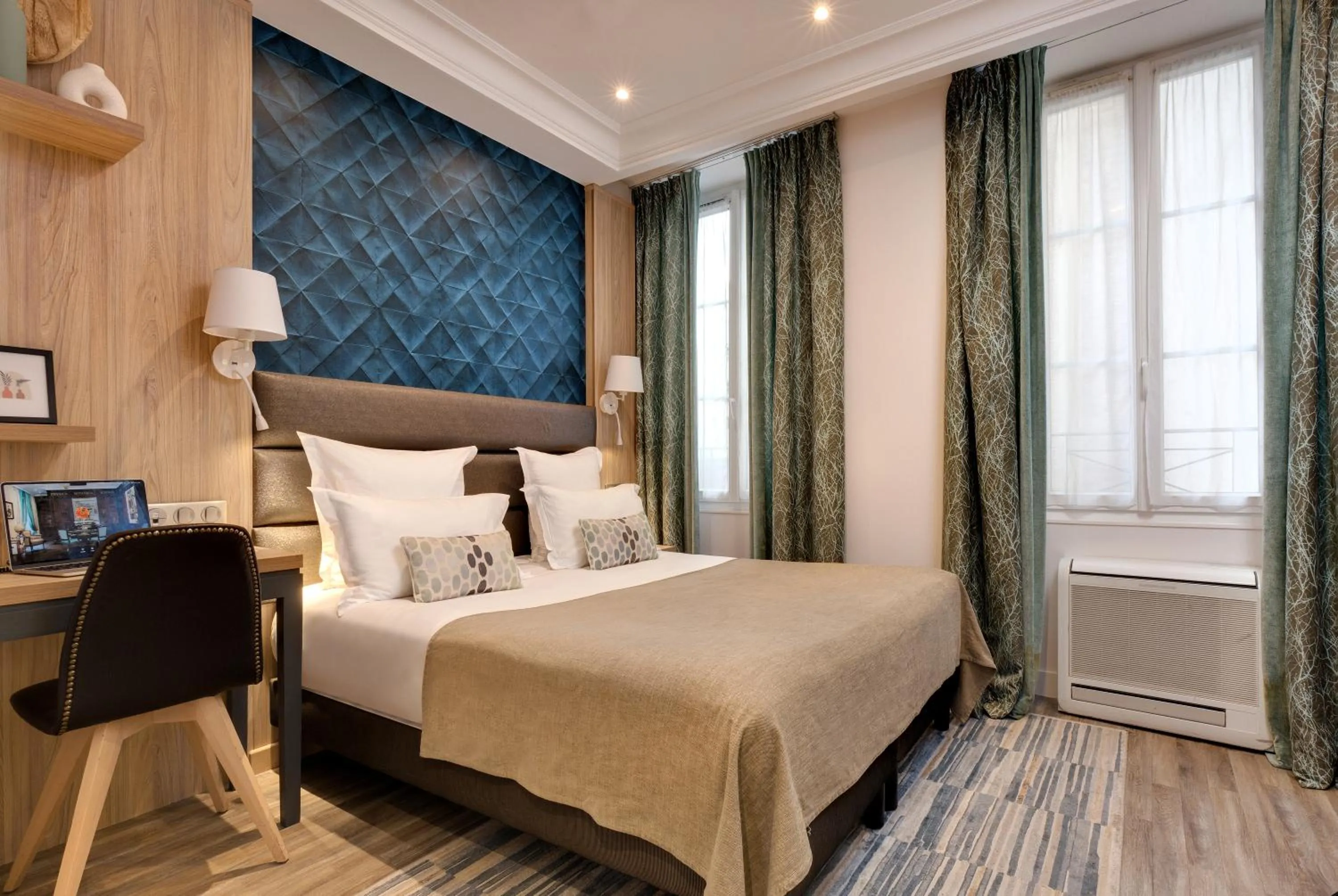 Bed in Serotel Suites Opera