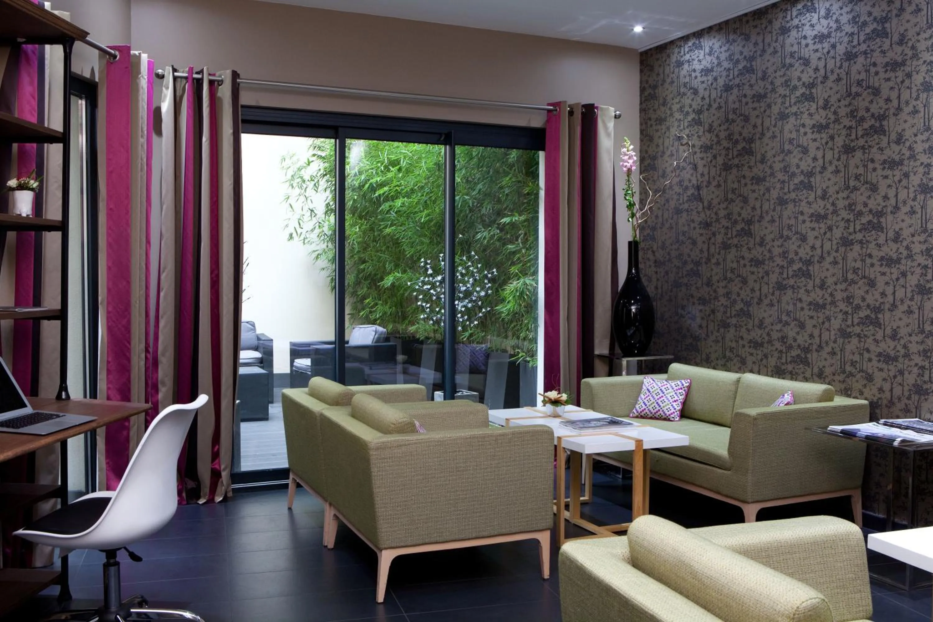 Living room in Serotel Suites Opera