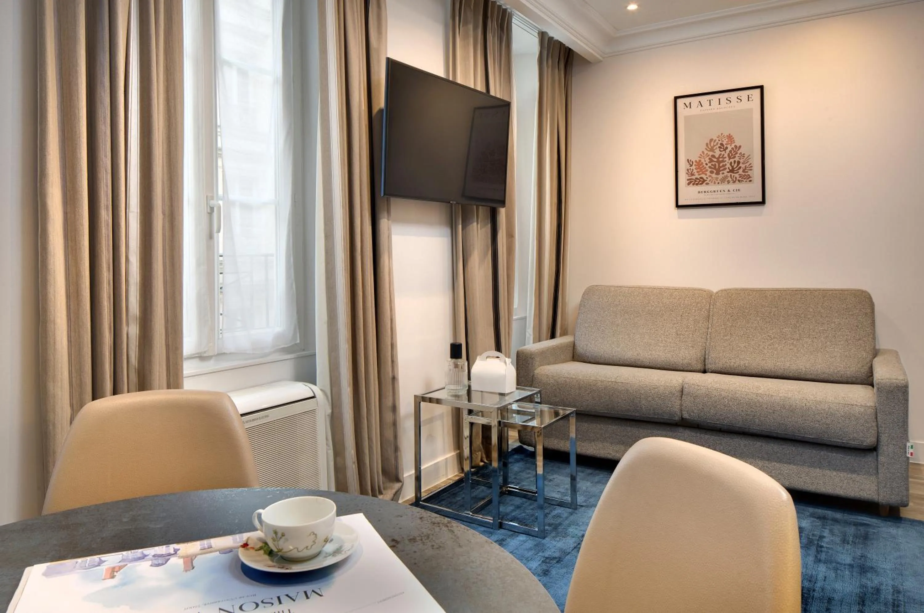 Living room in Serotel Suites Opera