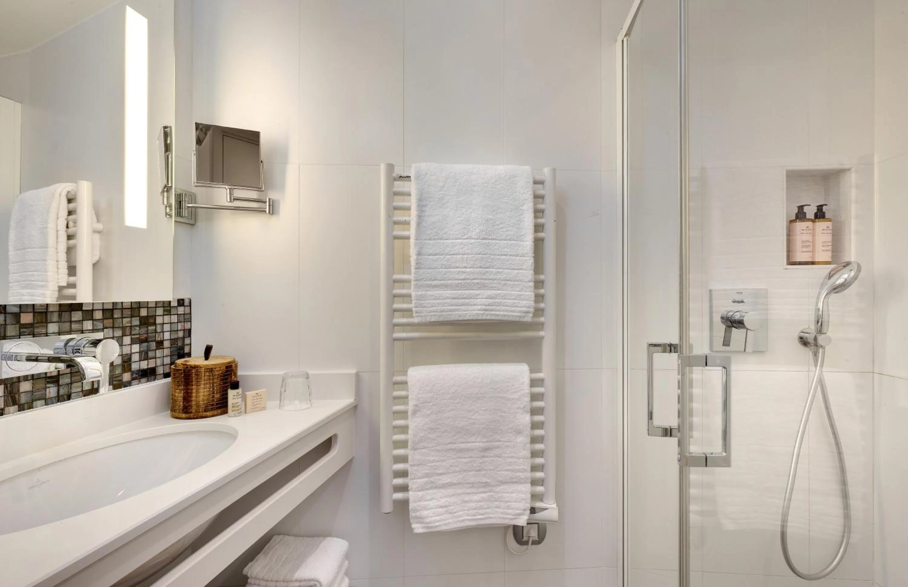 Shower in Serotel Suites Opera