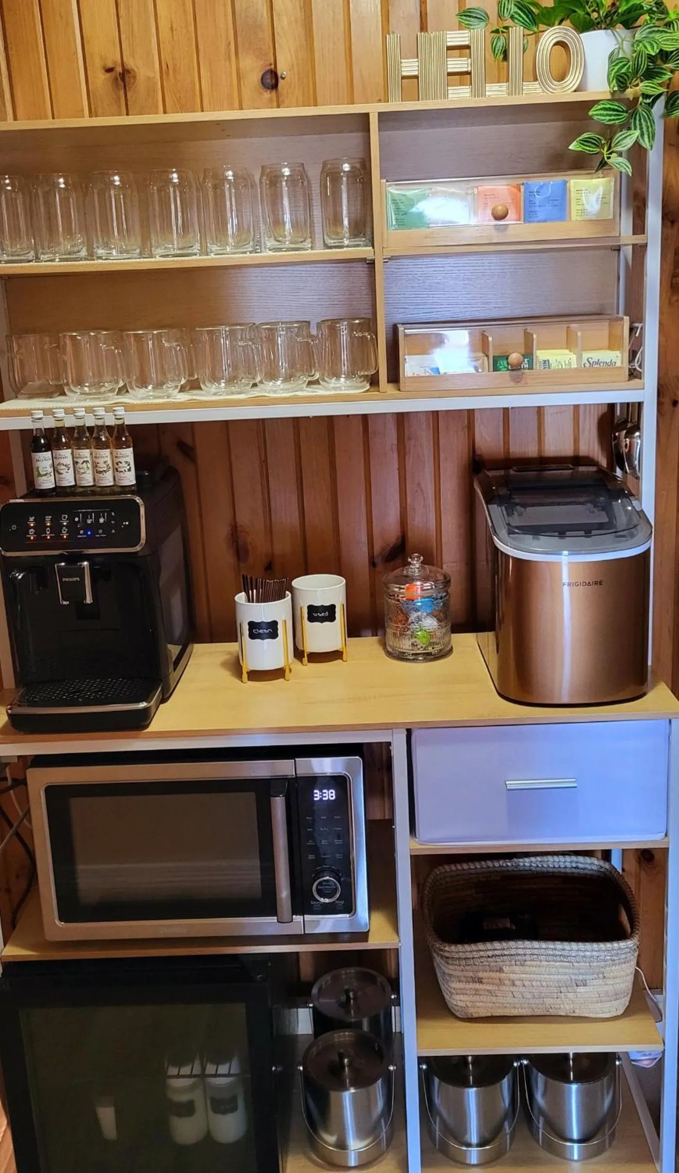 Coffee/tea facilities in Albert's