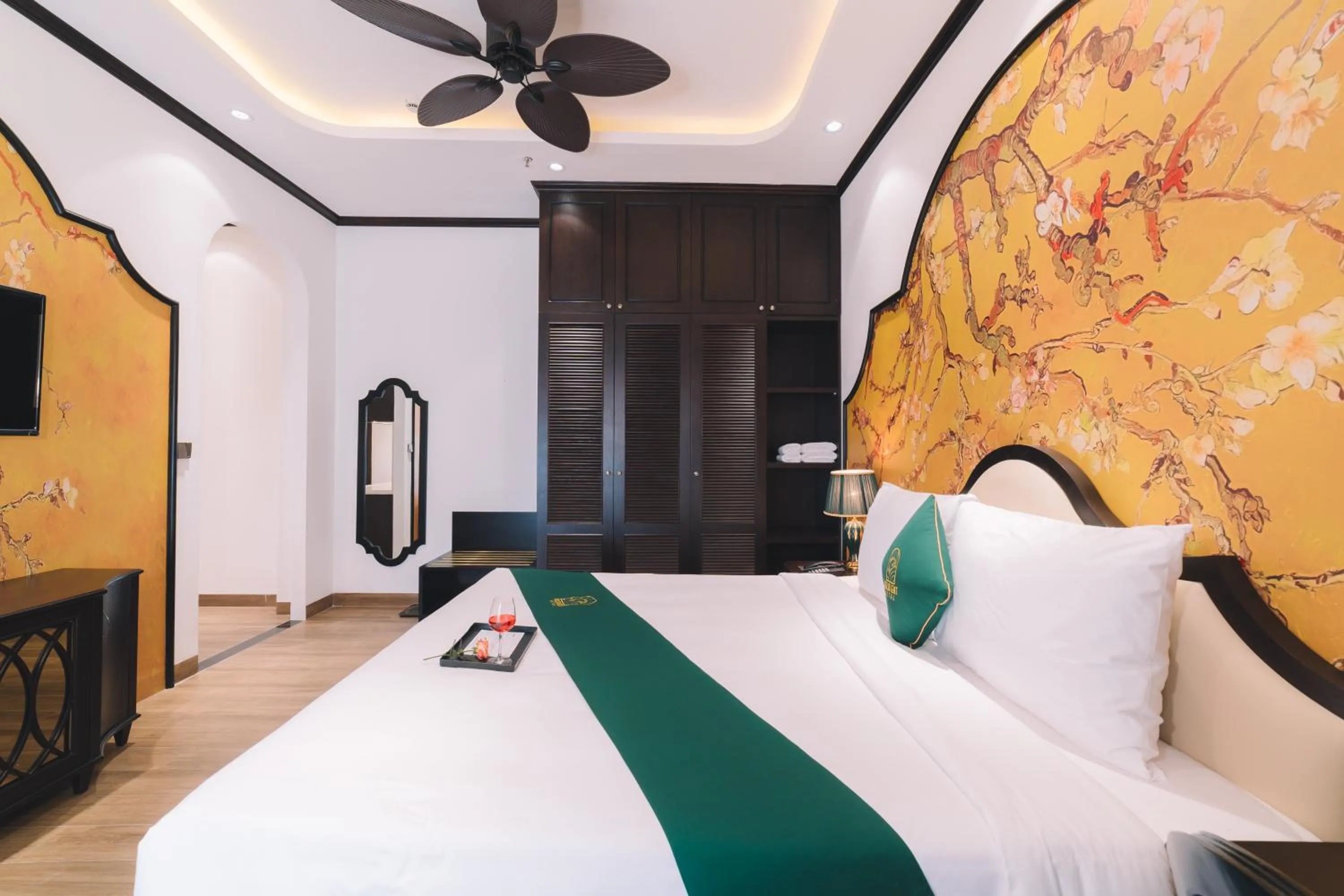 Shower, Bed in Goldient Boutique Hotel