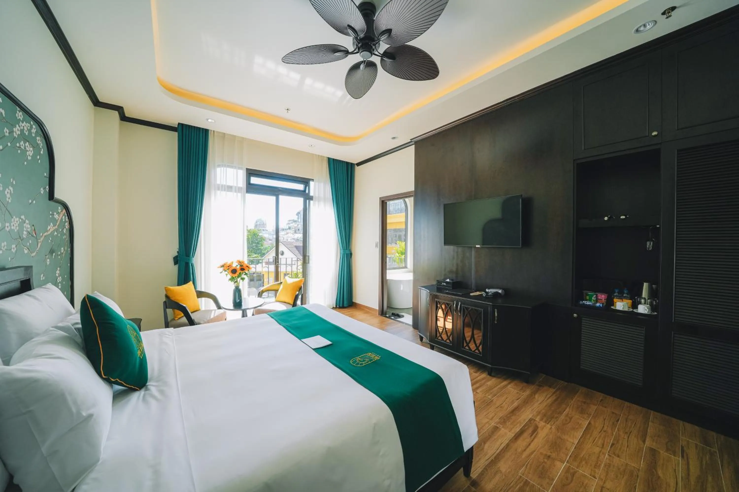 Shower, Bed in Goldient Boutique Hotel