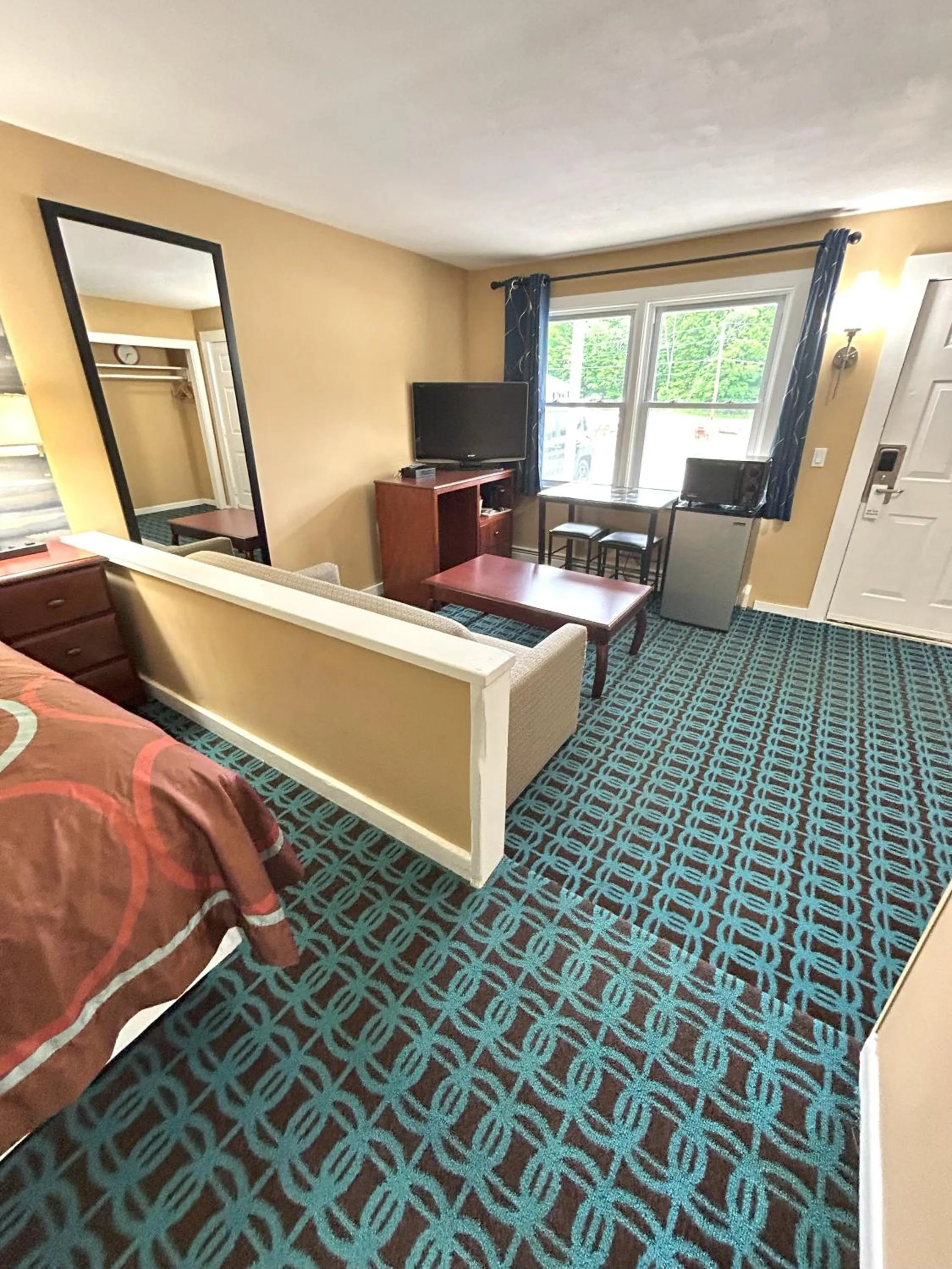 Living room, Bed in The Villager Motel