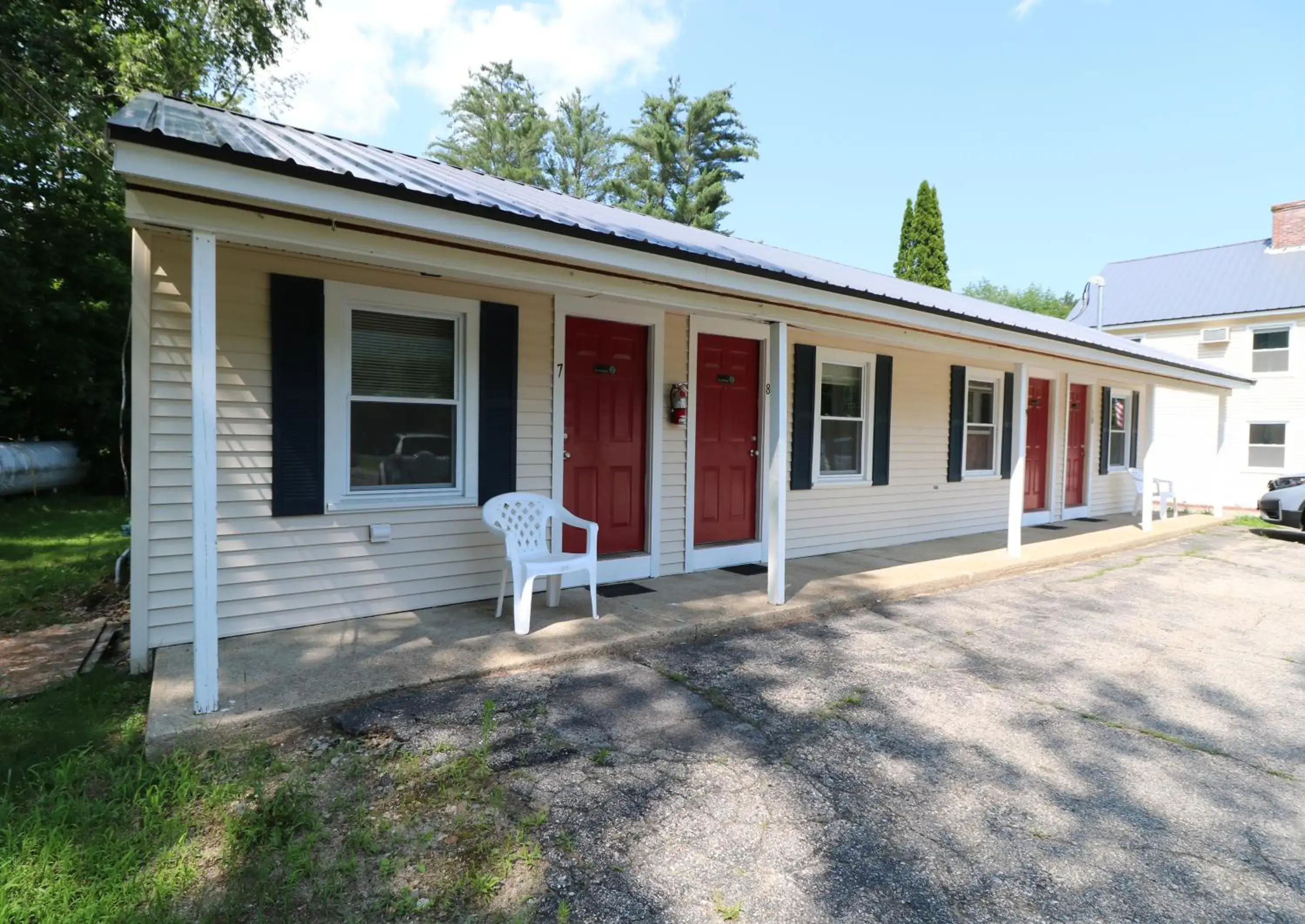 Deluxe King Suite in The Villager Motel Deluxe King Suite in The Villager Motel