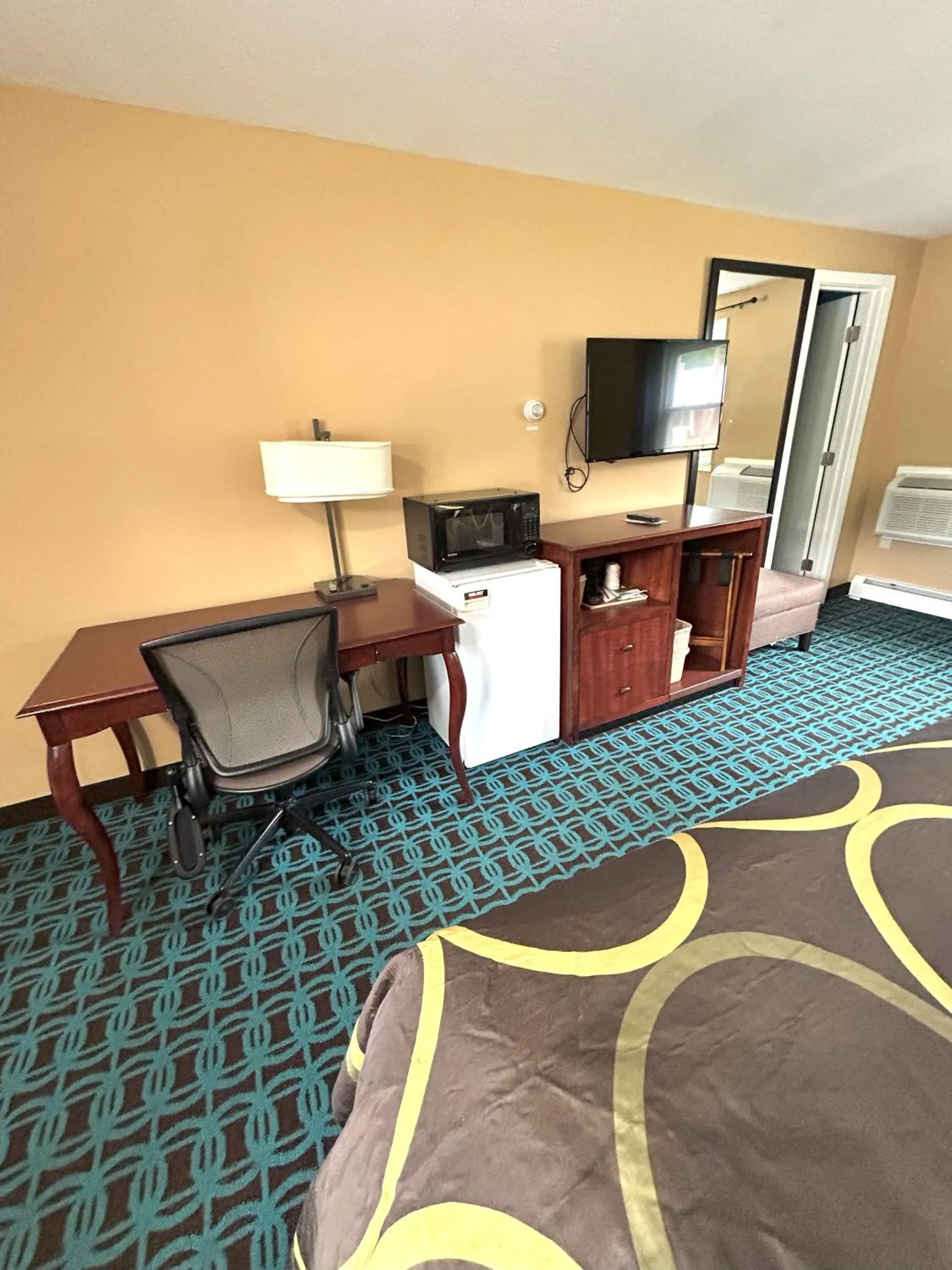 Bathroom, Bed in The Villager Motel