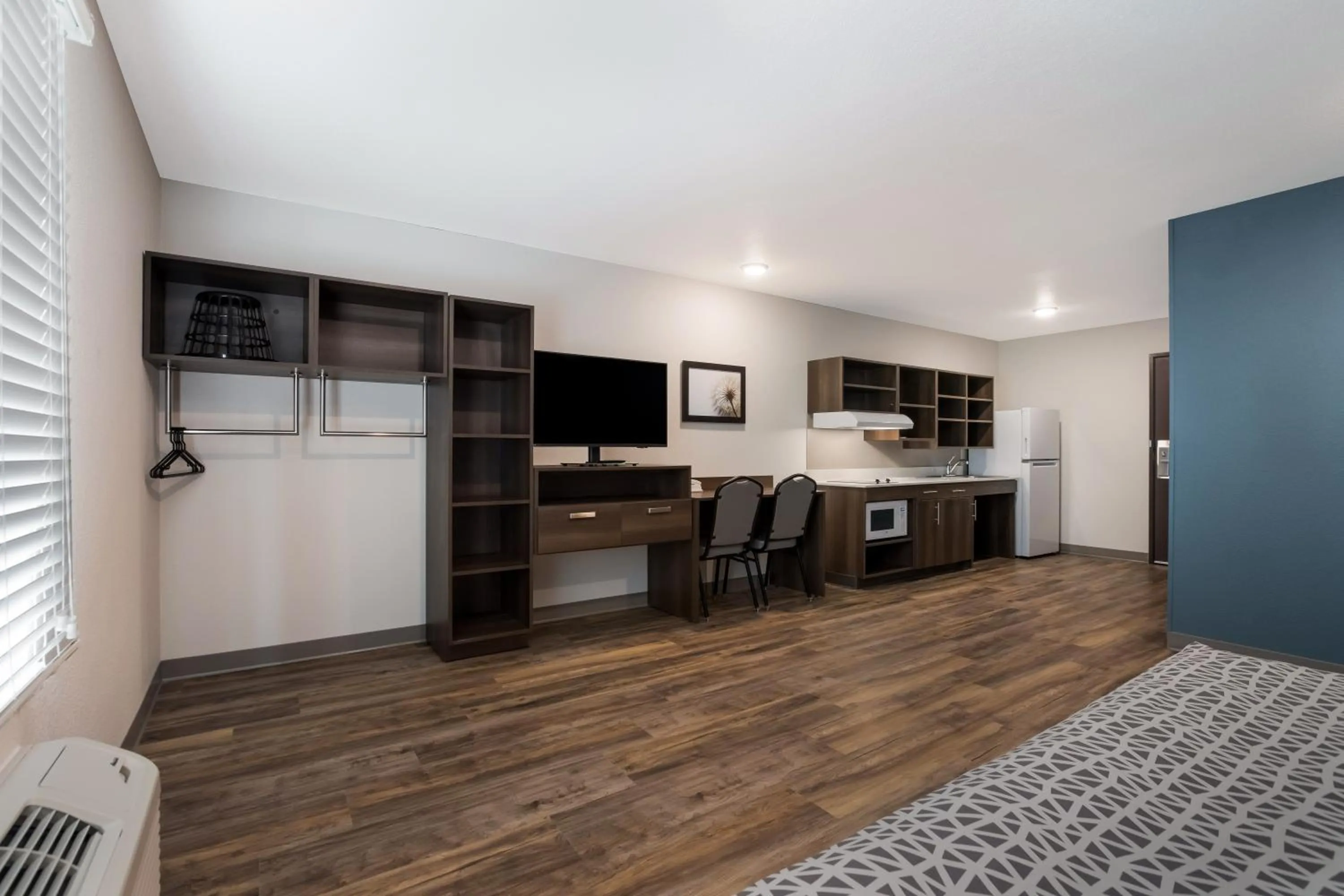 Photo of the whole room in WoodSpring Suites Corona