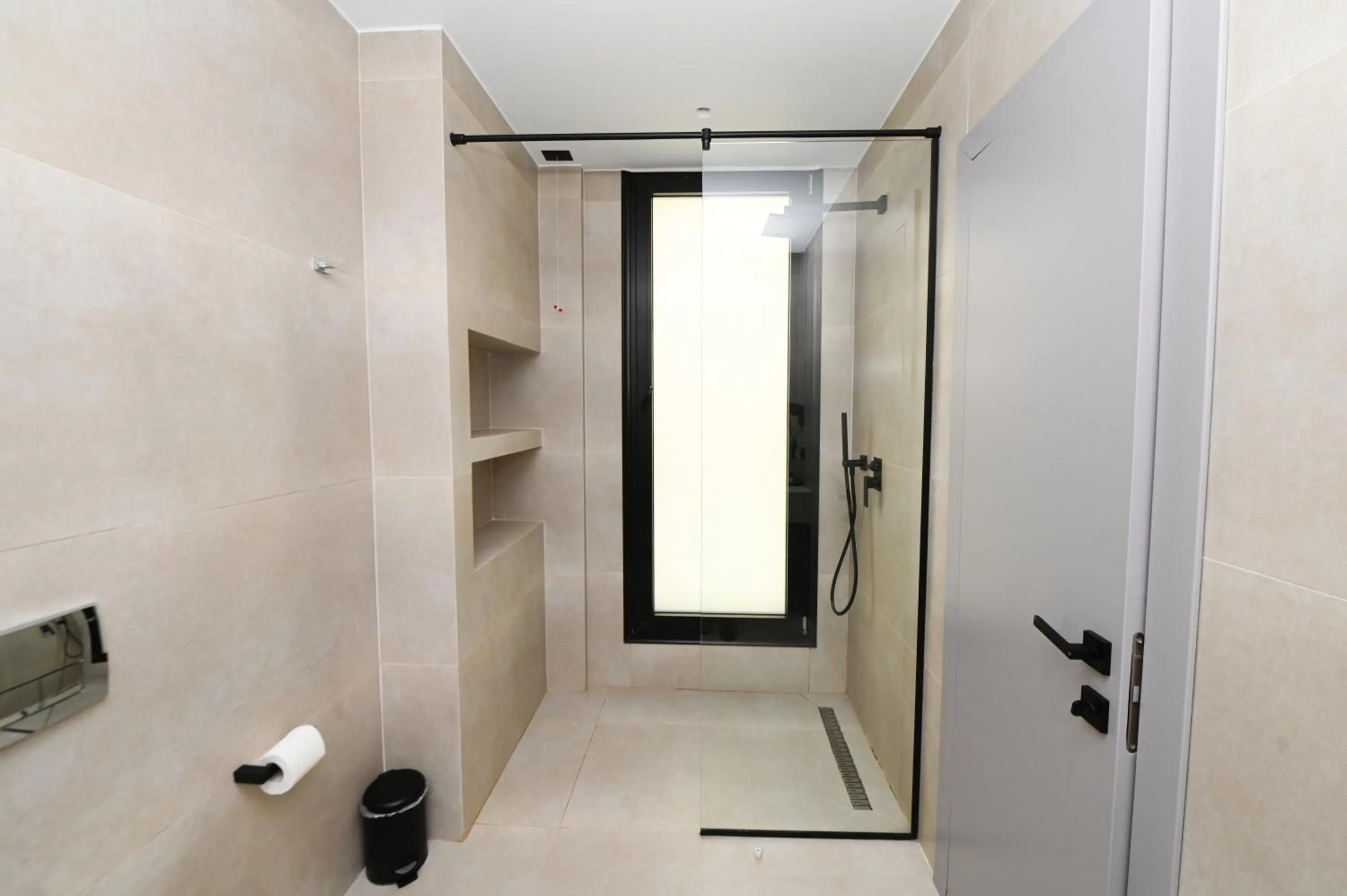 Shower in La Onda Hotel Durres