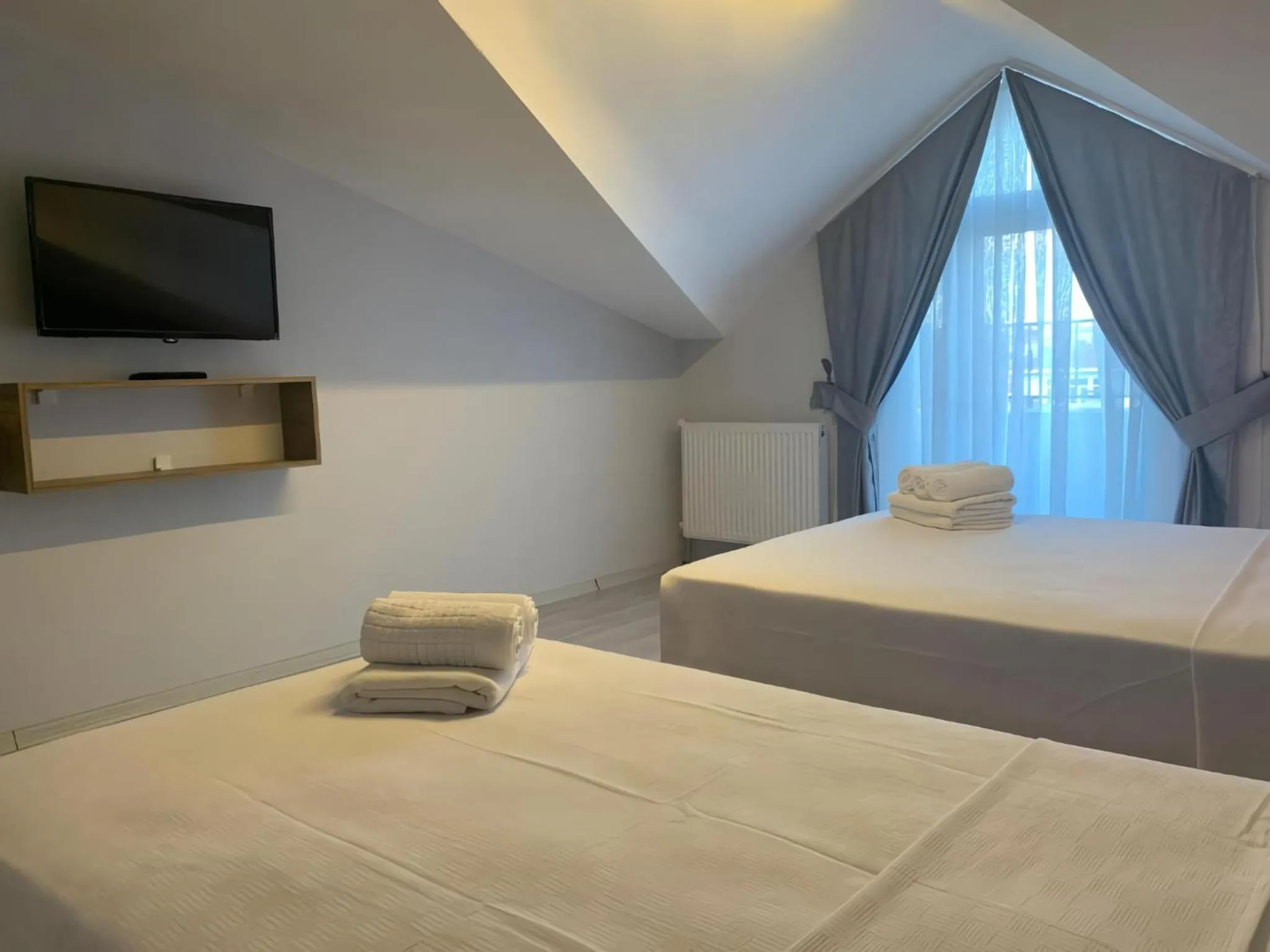 Communal lounge/ TV room, Bed in Rinascente