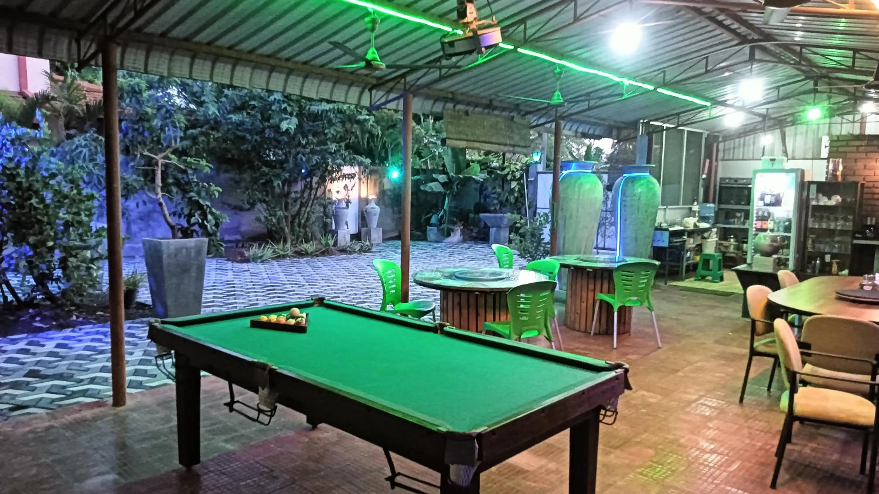 Restaurant/places to eat in Palms Villa