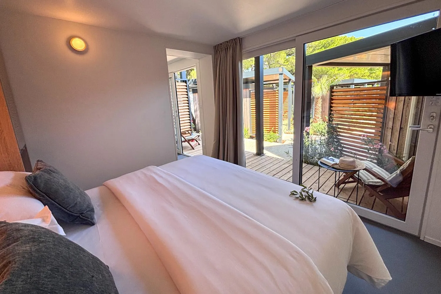 Photo of the whole room, Bed in Waterman Beach Village