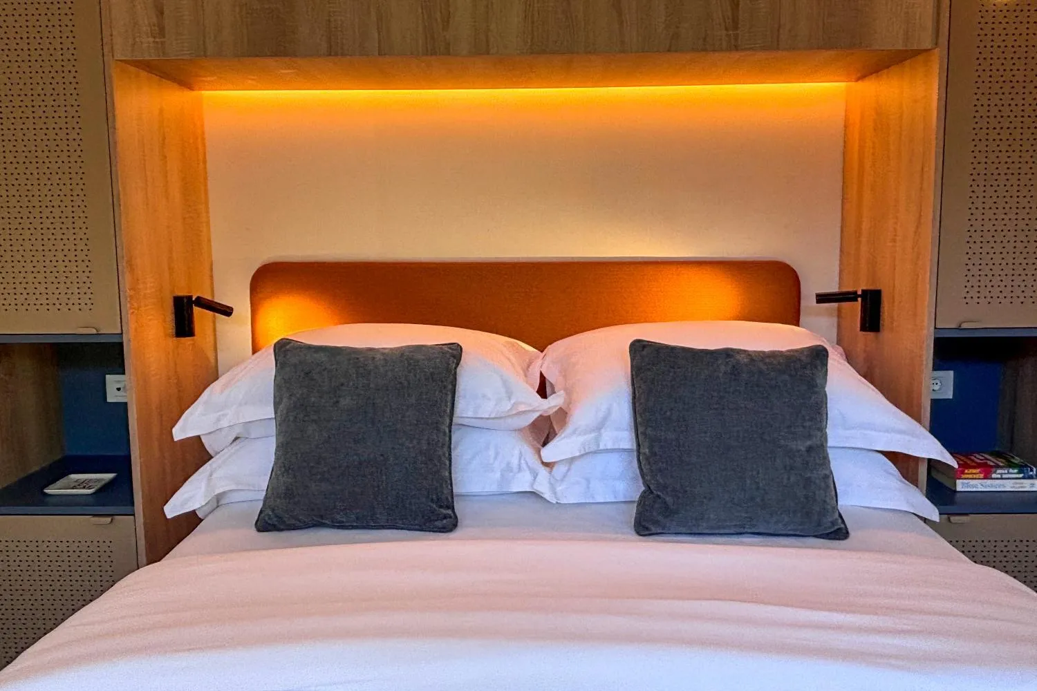 Bed in Waterman Beach Village