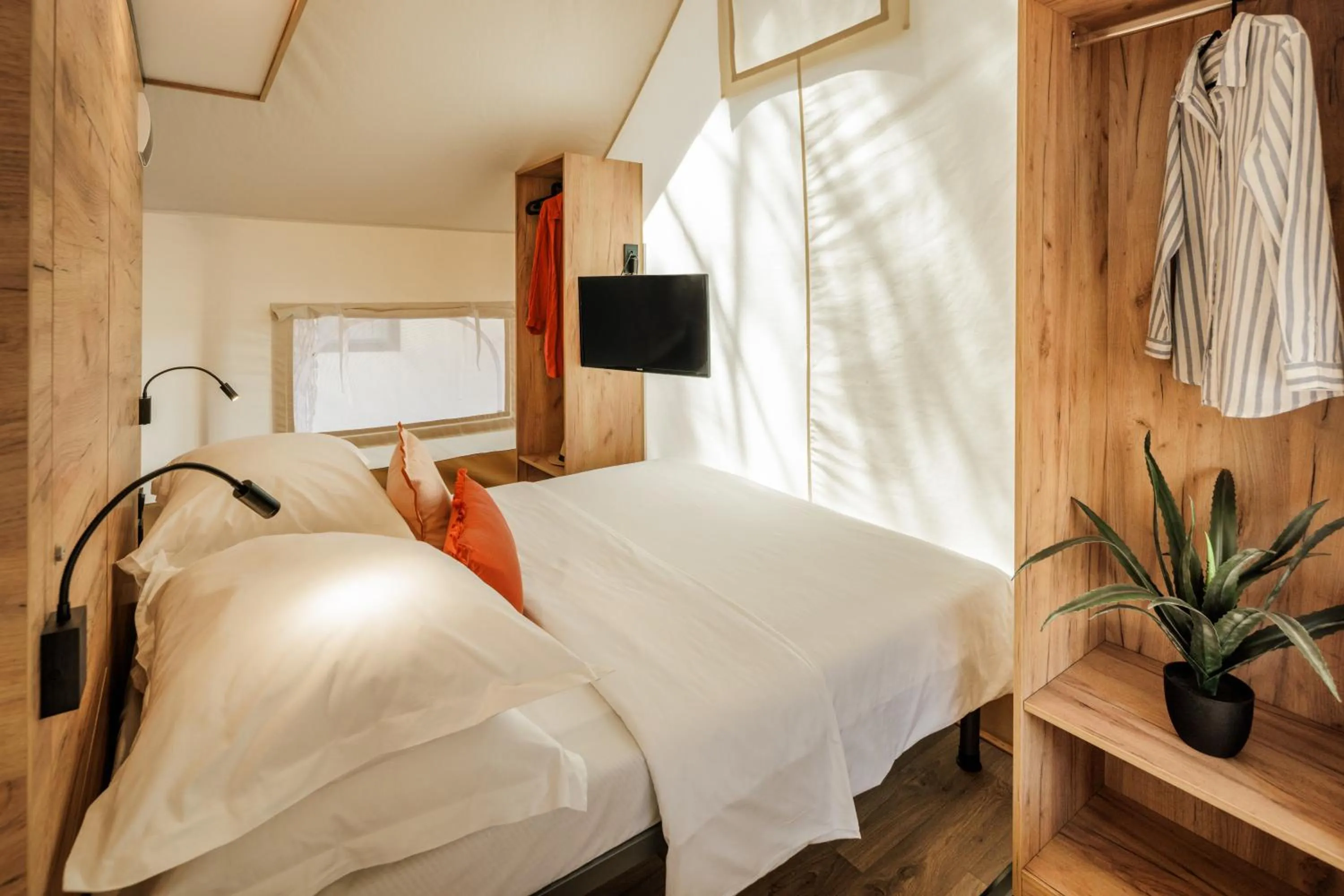 Bedroom, Bed in Waterman Beach Village