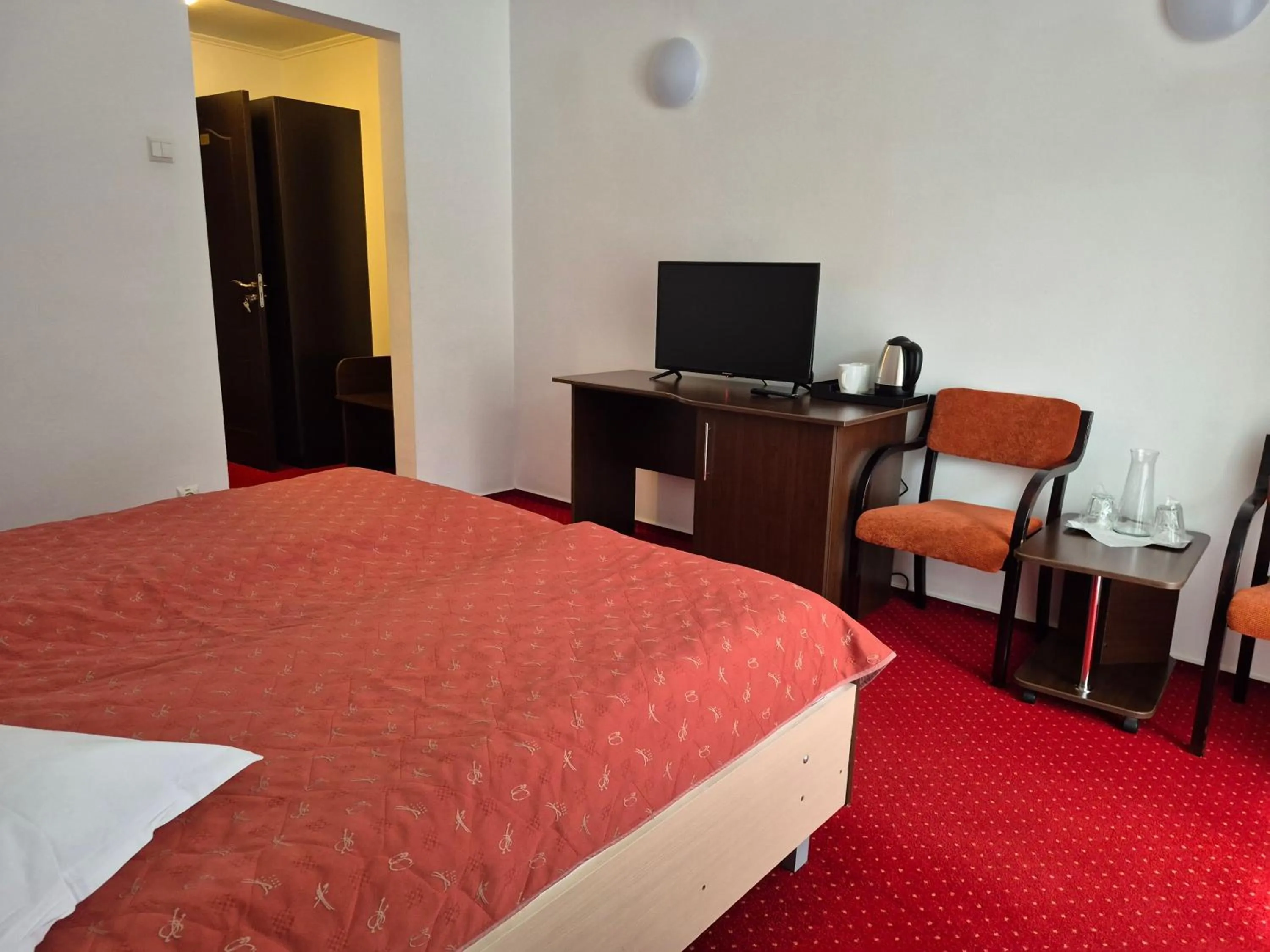 Photo of the whole room, Bed in Cristal Sinaia