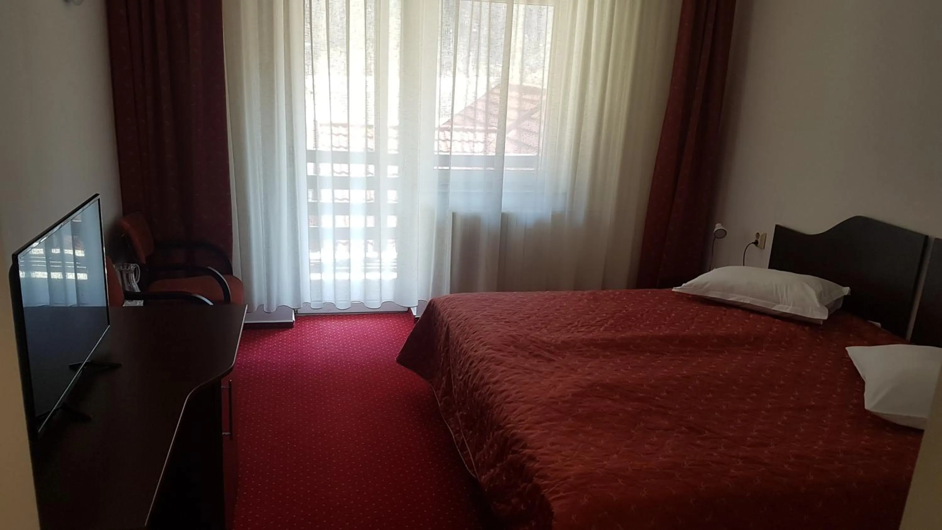 Photo of the whole room, Bed in Cristal Sinaia