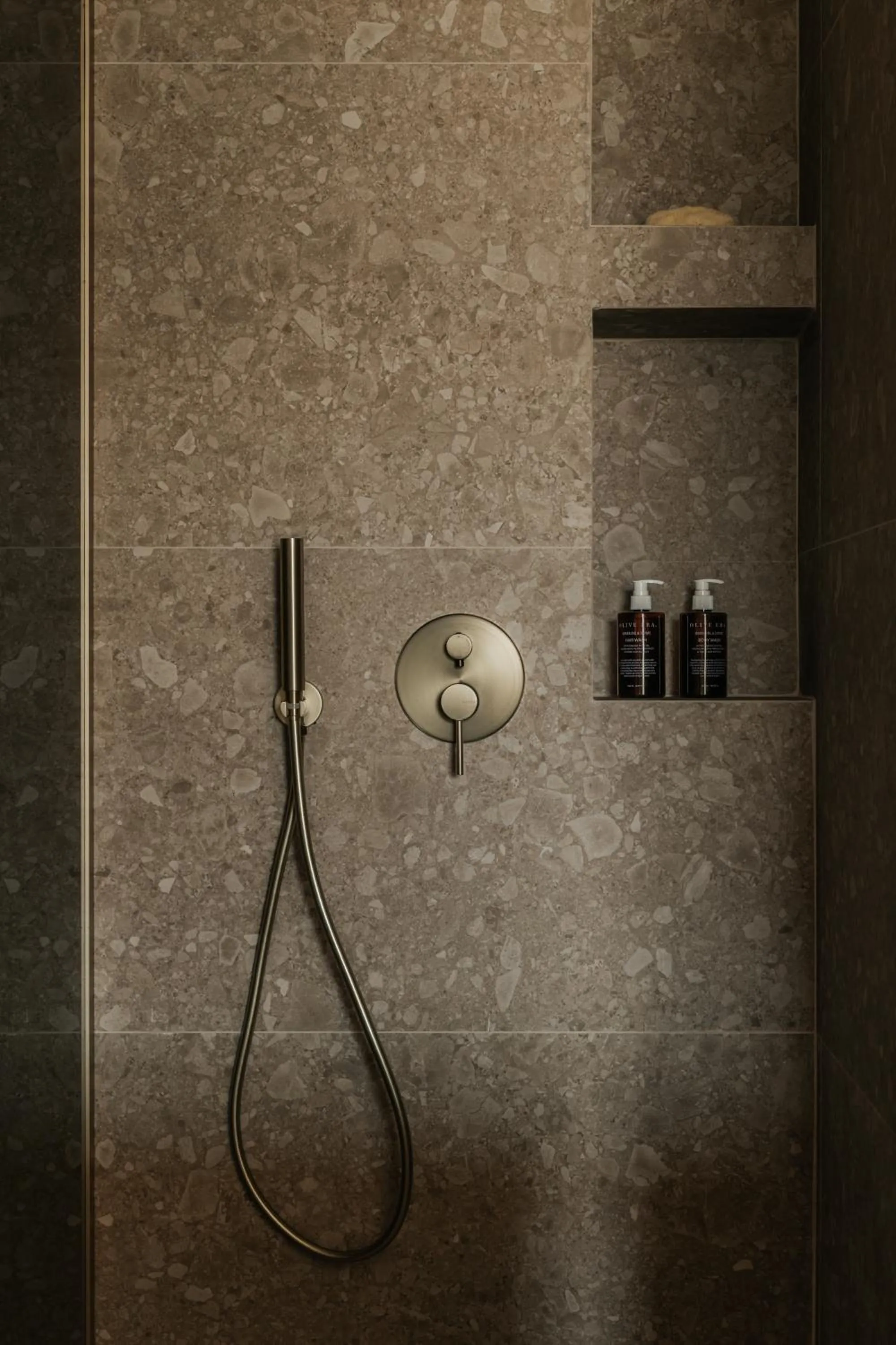 Shower in AMÉNTE Mindful Stay