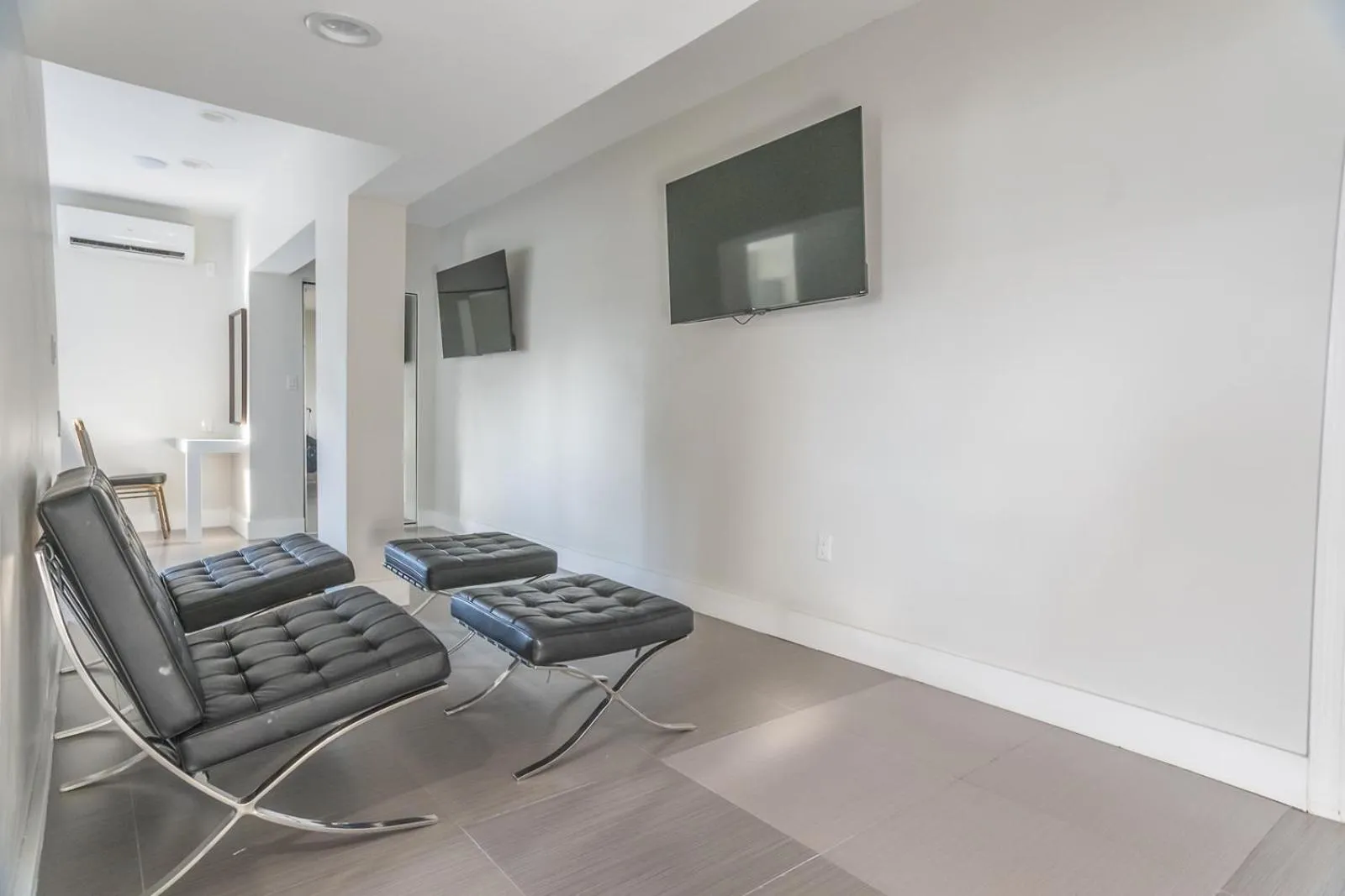 TV and multimedia in The Biscayne Hotel