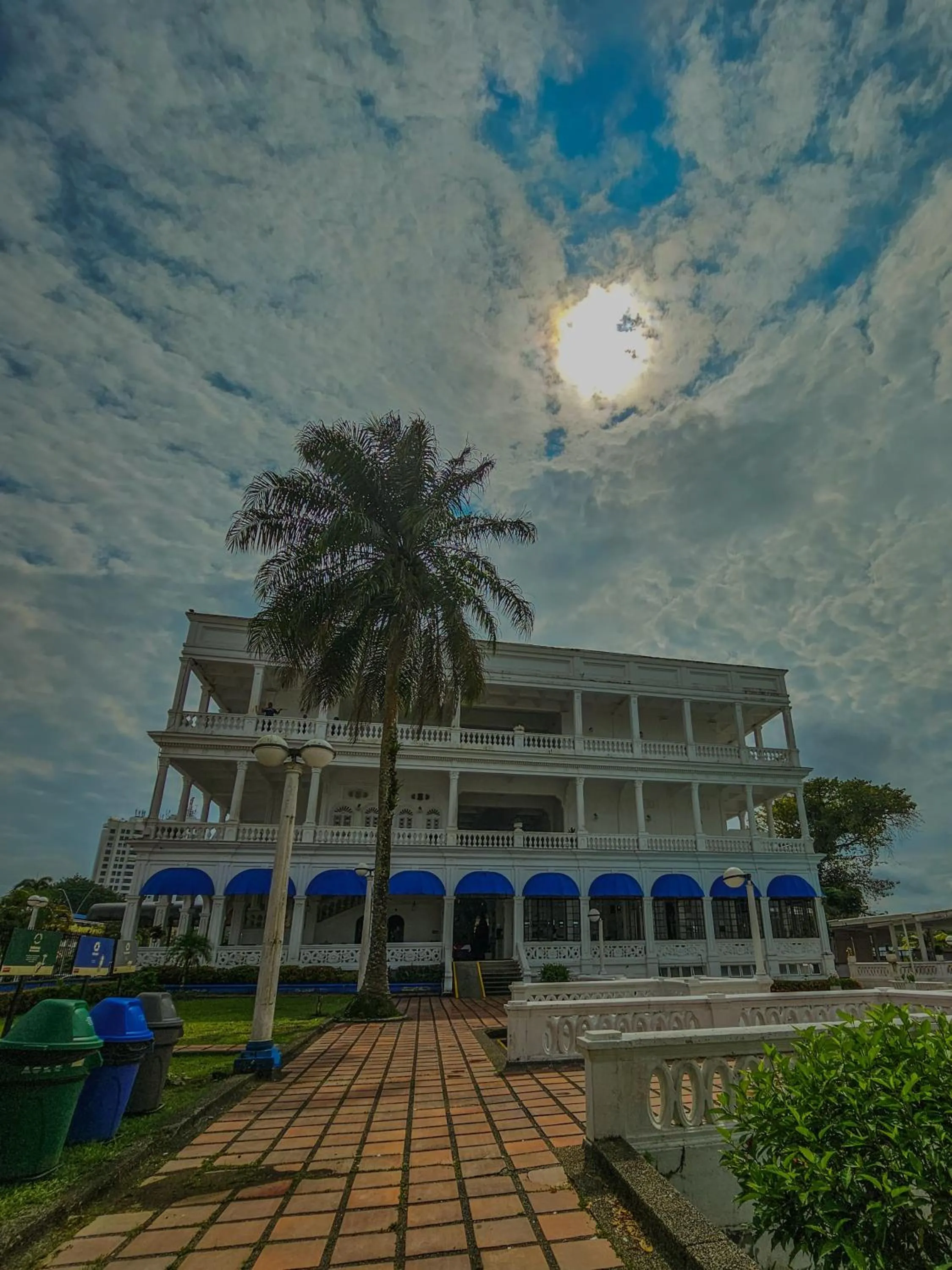 Facade/entrance in Hotel Estación by Destino Pacifico
