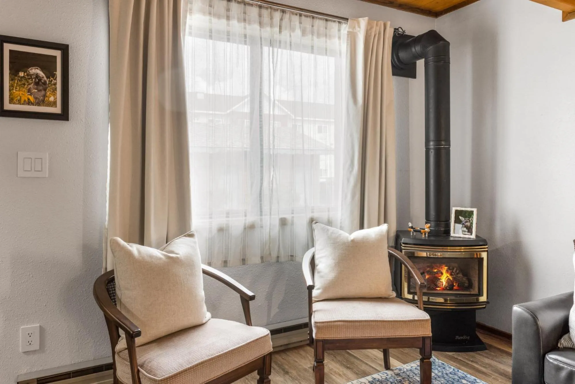 Living room in Otter's Den