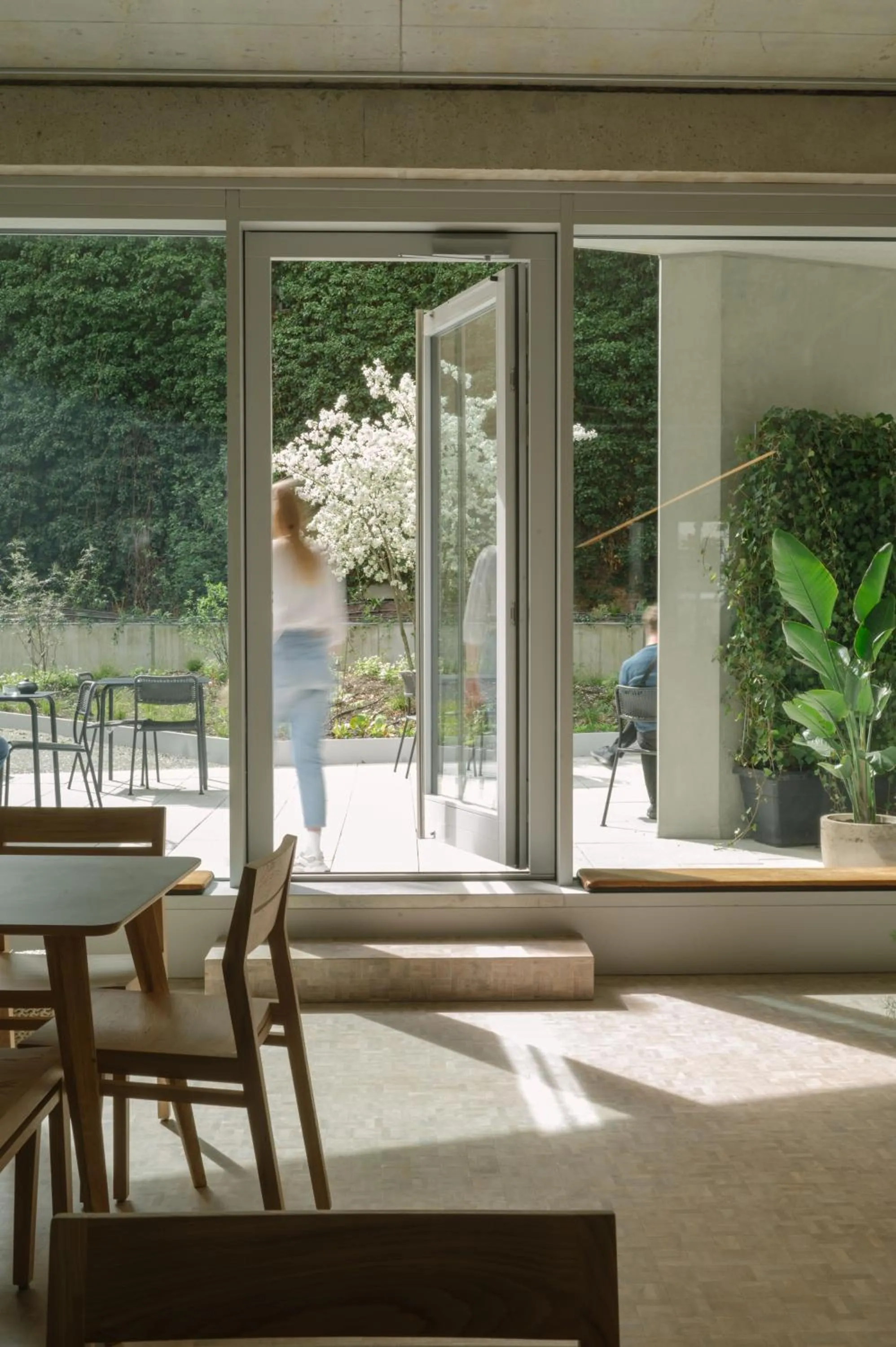 Restaurant/places to eat in Carlotta Apartments